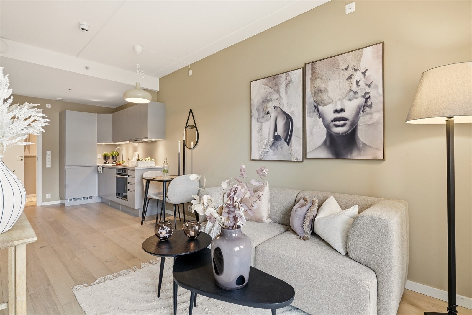 Det er åpen løsning mellom kjøkken og stue, her det plass til spisebord på kjøkkenet. Galleribilde