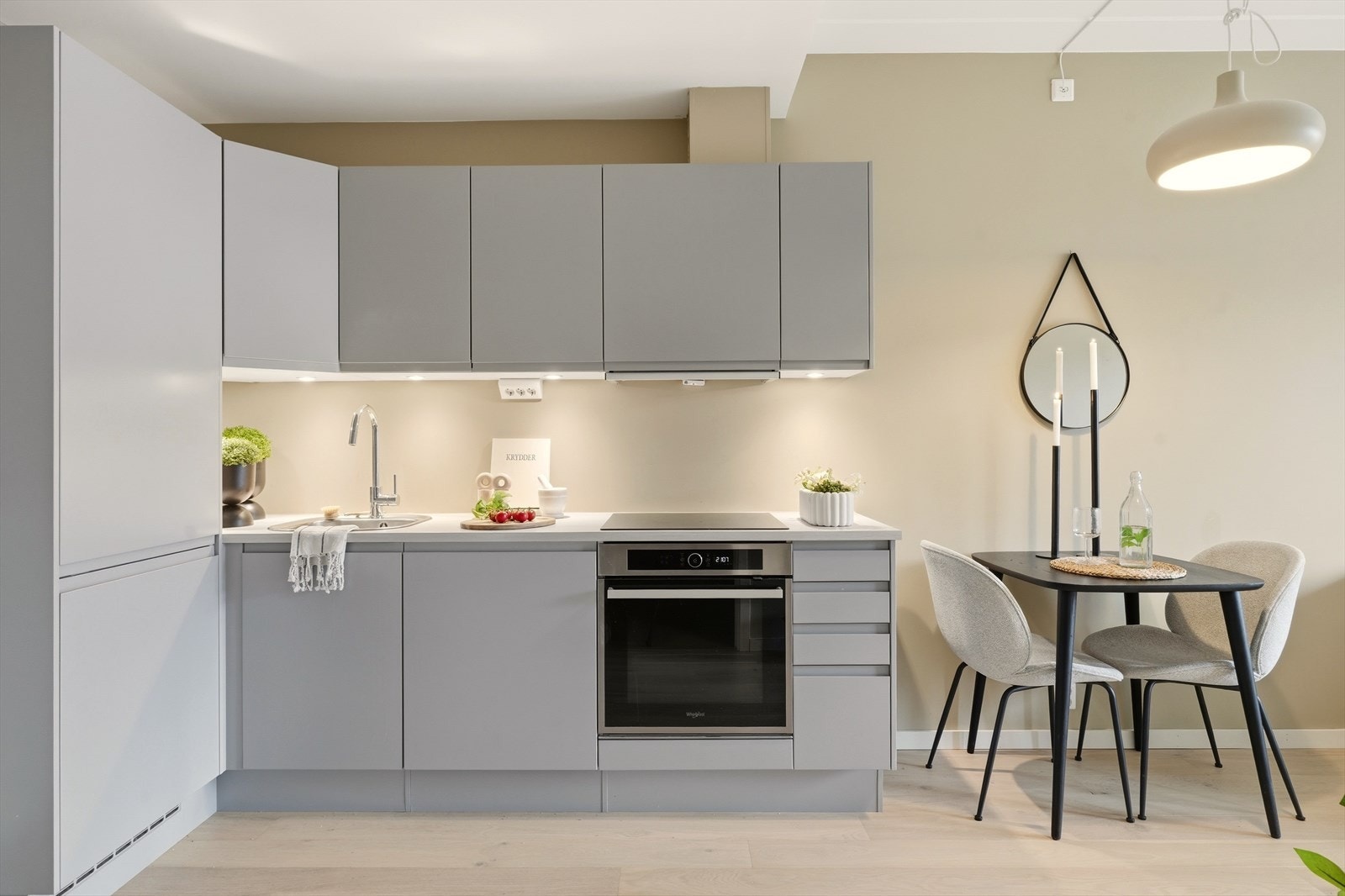 Innredningen byr på god benkebelysning og rikelig med plass i skuffer og takhøye skap. Galleribilde