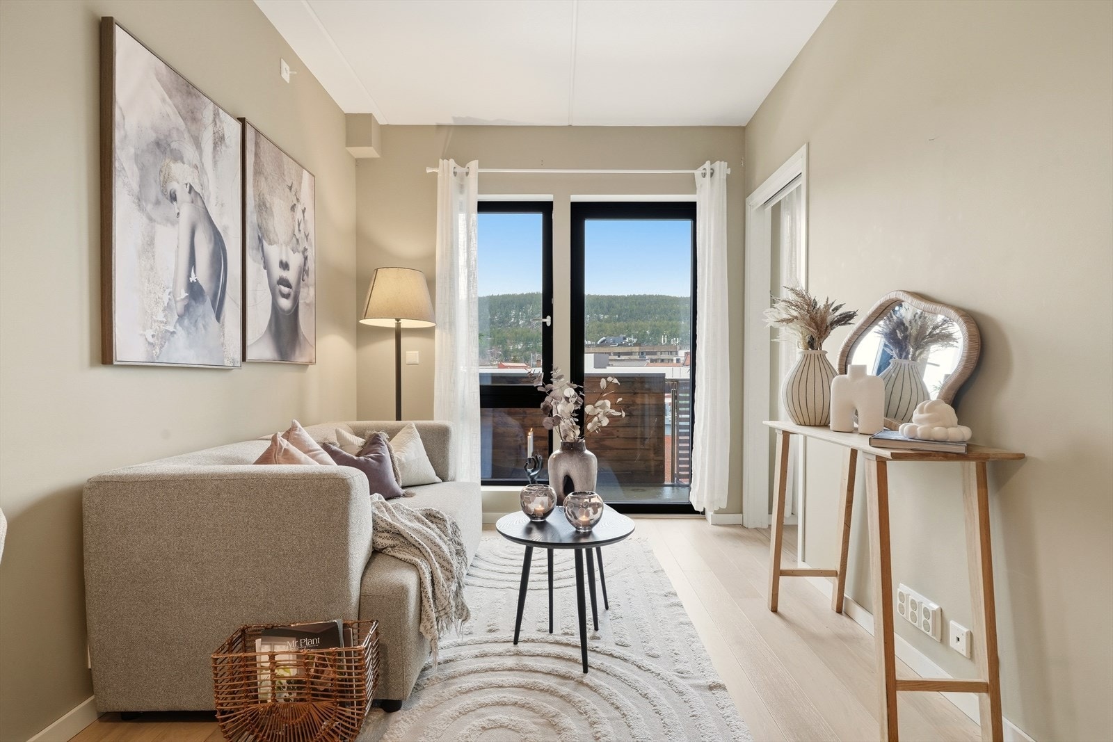 Himling er belagt med malte plater. Vegger er belagt med malte plater. Gulv er belagt med 1-stavs parkett. Galleribilde