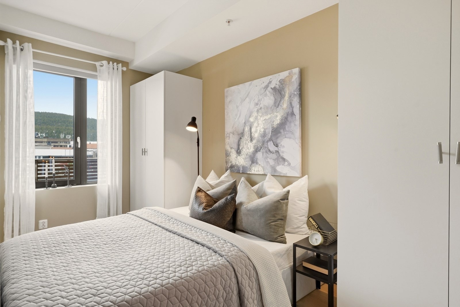 Soverommet har plass til dobbeltseng, nattbord og skap. Galleribilde