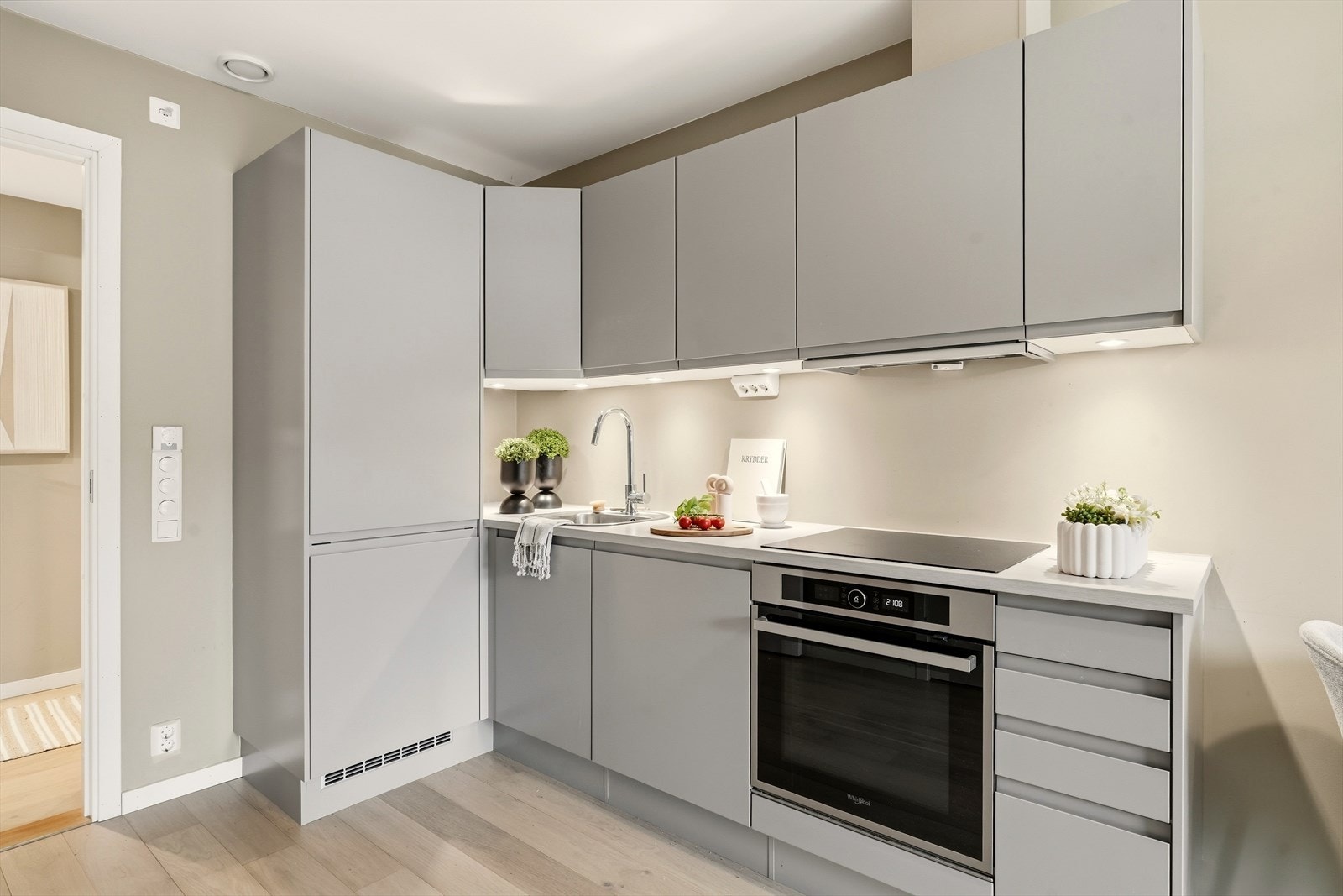 Godt med skap over og under benken. Galleribilde