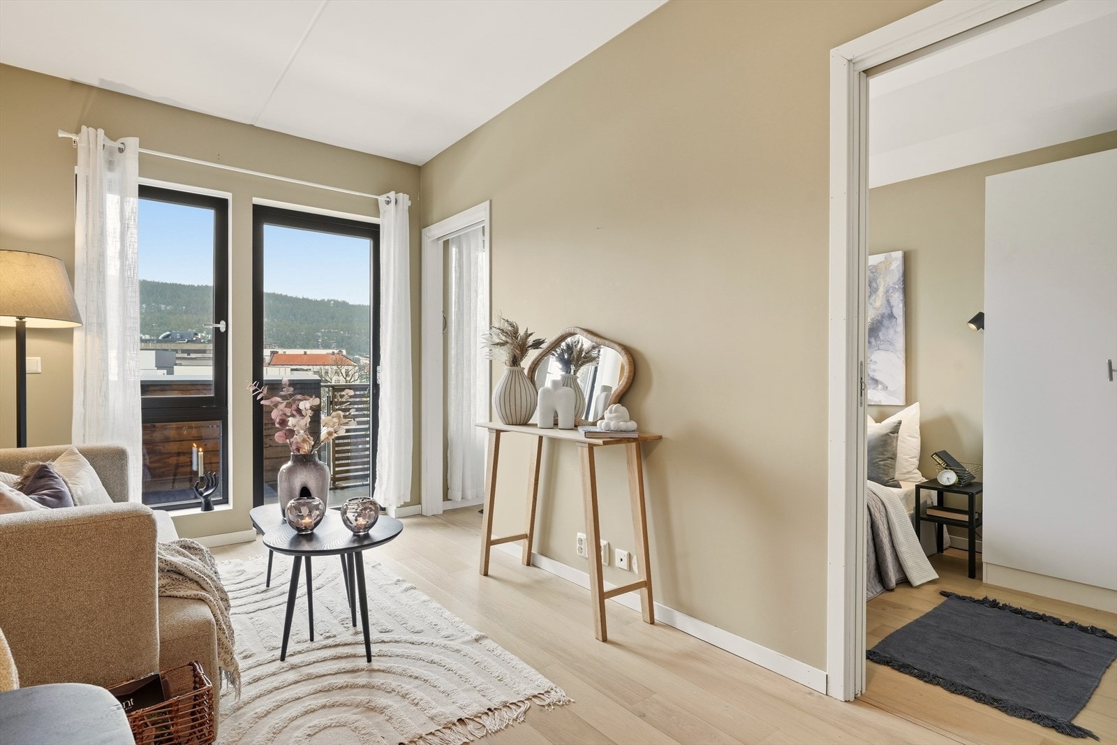 Det er utgang til balkong fra åpen kjøkken/stue. Fra stuen er det inngang til soverom. Galleribilde