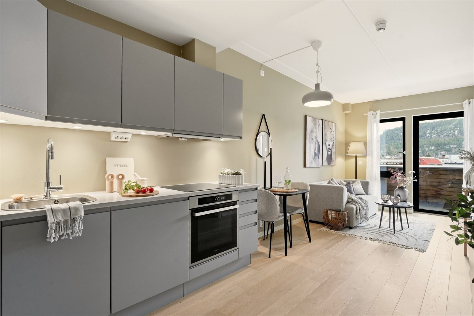 Kjøkkeninnredningen har glatte fronter, laminert benkeplate, vaskekum, nedfelt komfyrtopp, ventilator, stekeovn, oppvaskmaskin, kjøl/frys Galleribilde