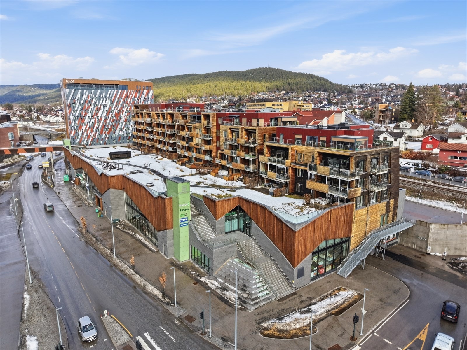 Fin selveierleilighet i sentrum av Kongsberg med underjordisk garasje og heis til leilighetens etasjeplan. Galleribilde