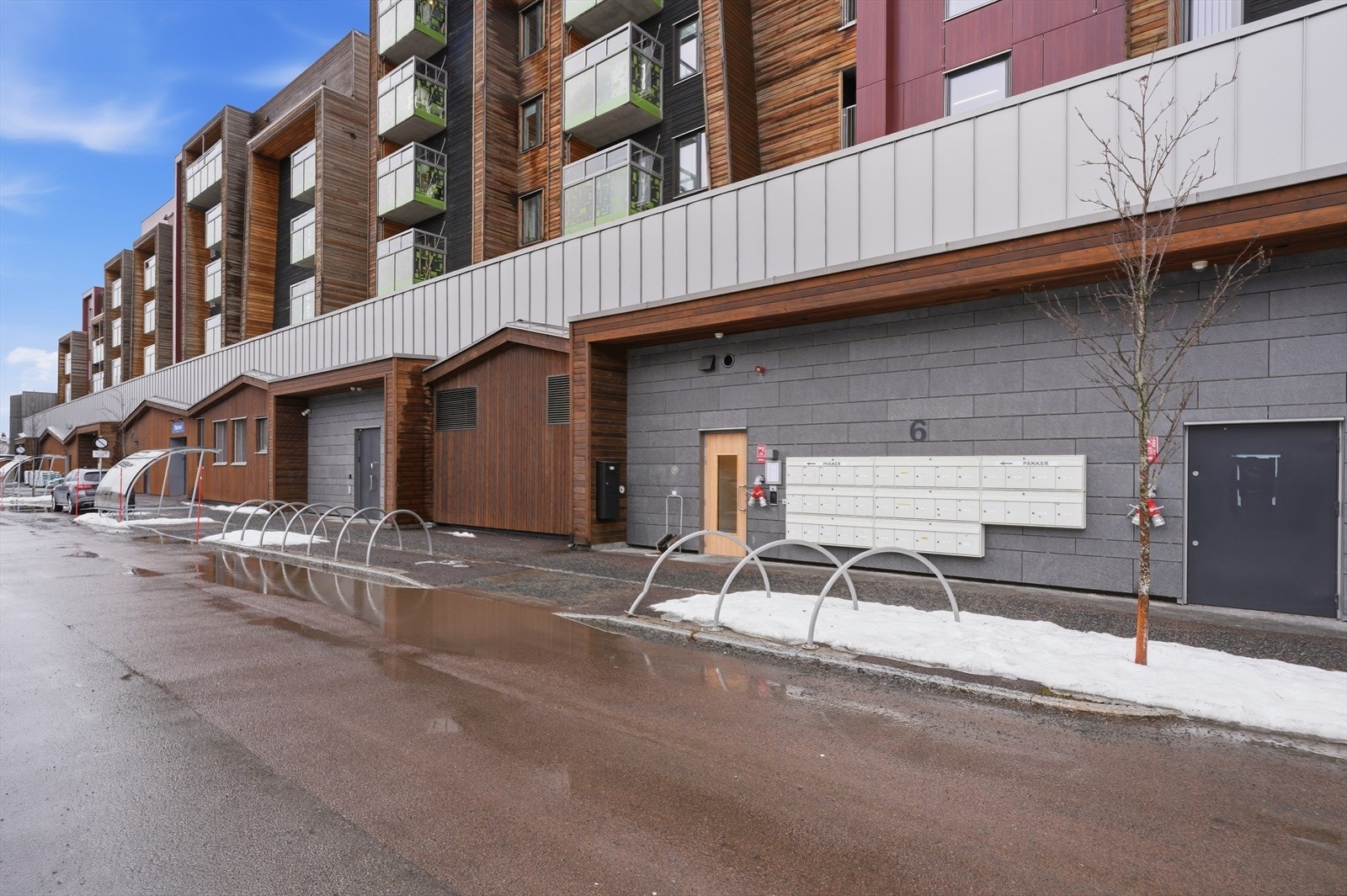 Det er egen parkerings kjeller i underetasjen. Galleribilde