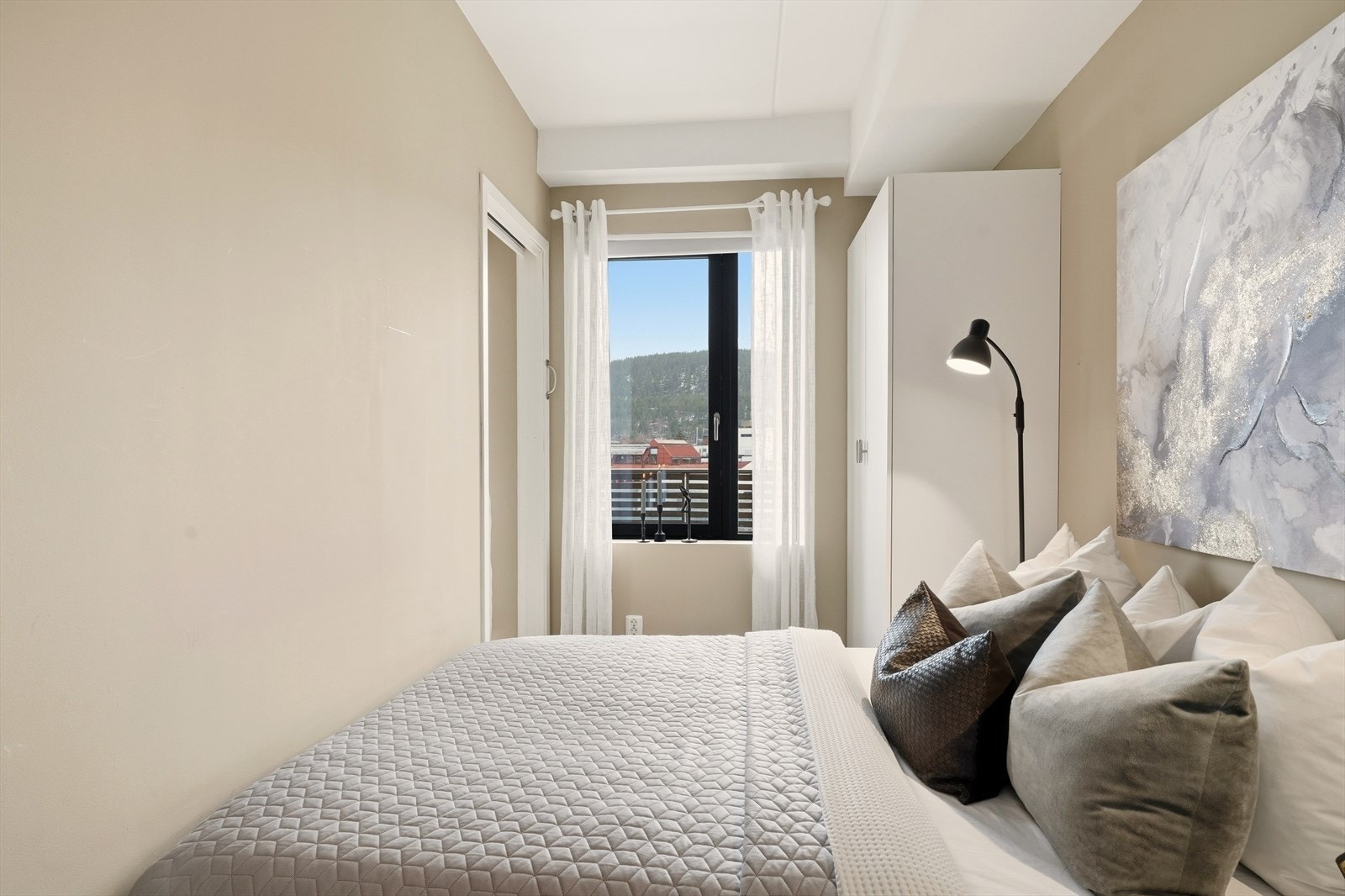 Her er det god plass til oppbevaring av klær. Galleribilde