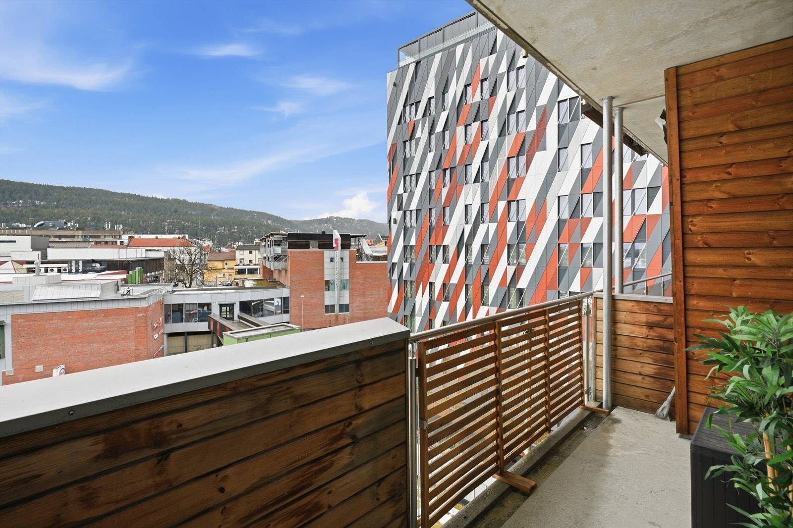 Det er plass til en stol og et bord ute på balkongen. Galleribilde