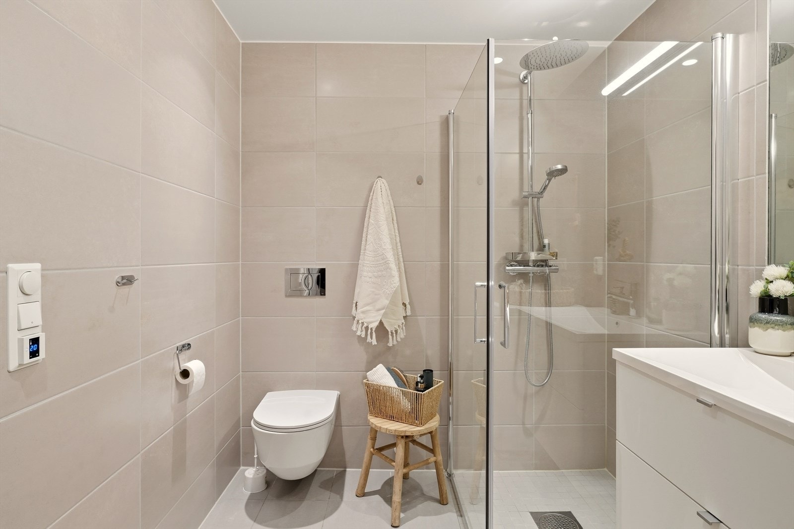 Det er veggmontert toalett, dusjvegger/hjørne. Balansert ventilasjon og varmekabler i gulv. Galleribilde