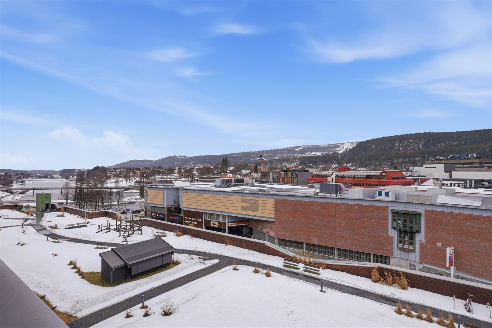 Resten av sentrum, med mer shopping, caféer, restauranter og uteliv, snakker vi om noen minutters gange. Galleribilde