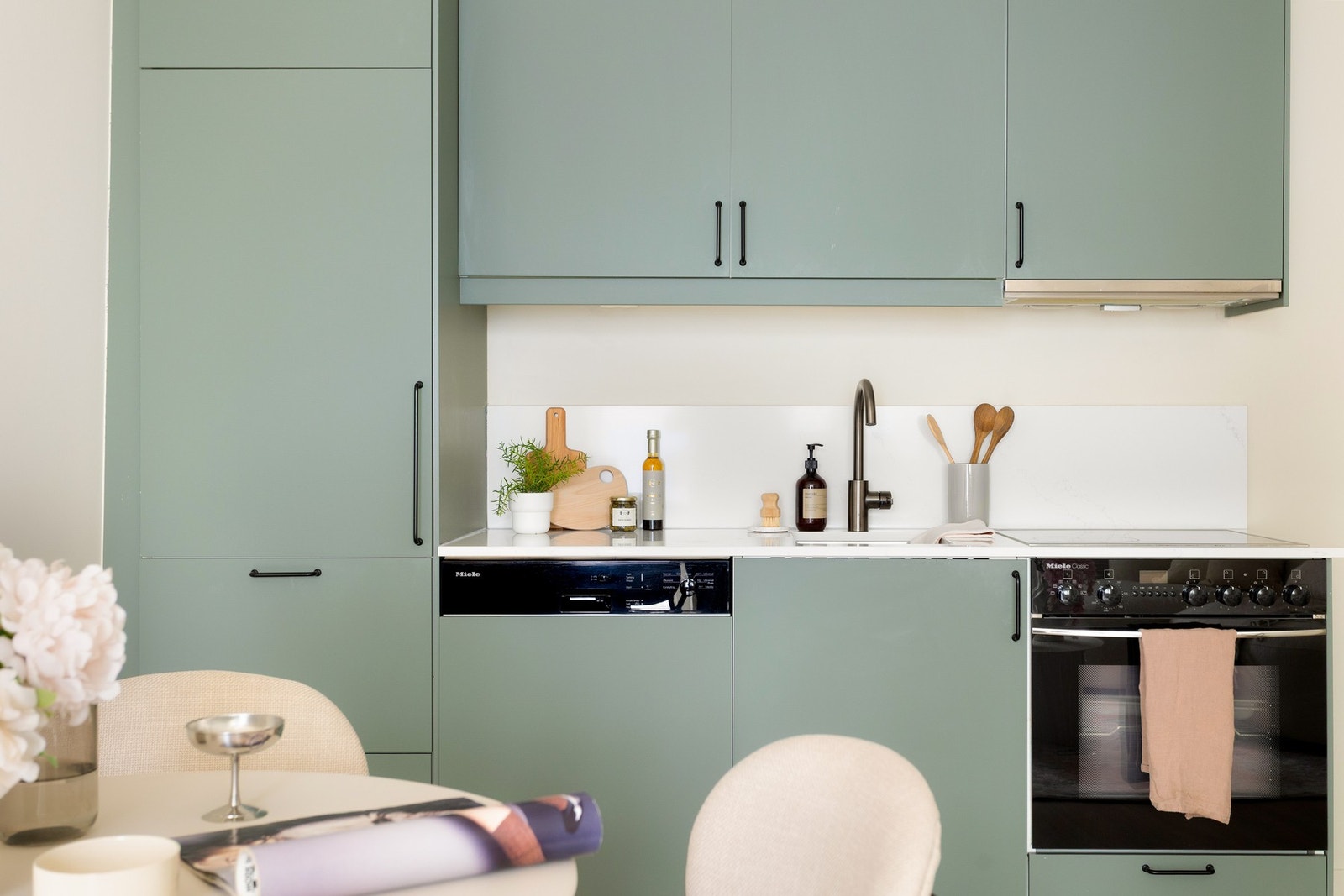 Stilrent kjøkken med integrerte hvitevarer. Galleribilde