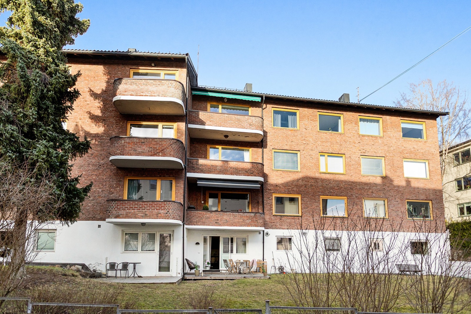 Leiligheten ligger i byggets underetasje med direkte utgang til privat markterrasse. Galleribilde