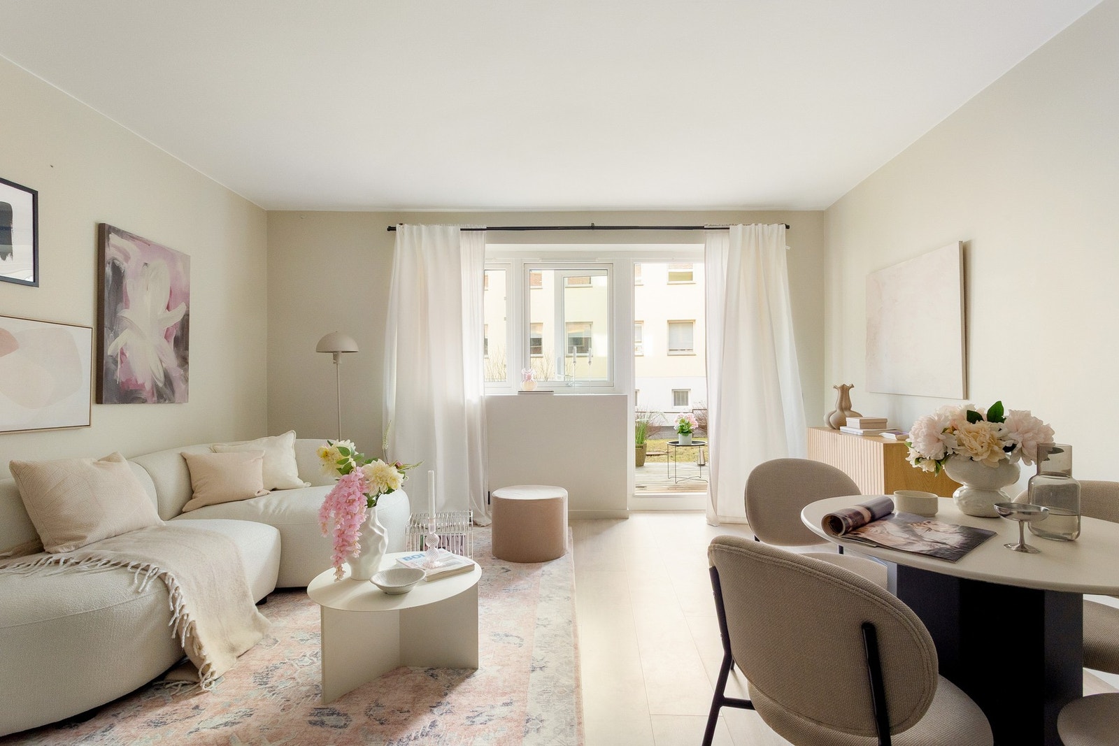 Nydelig oppholdsrom med harmoniske fargevalg, pent laminatgulv og god romfølelse. Galleribilde