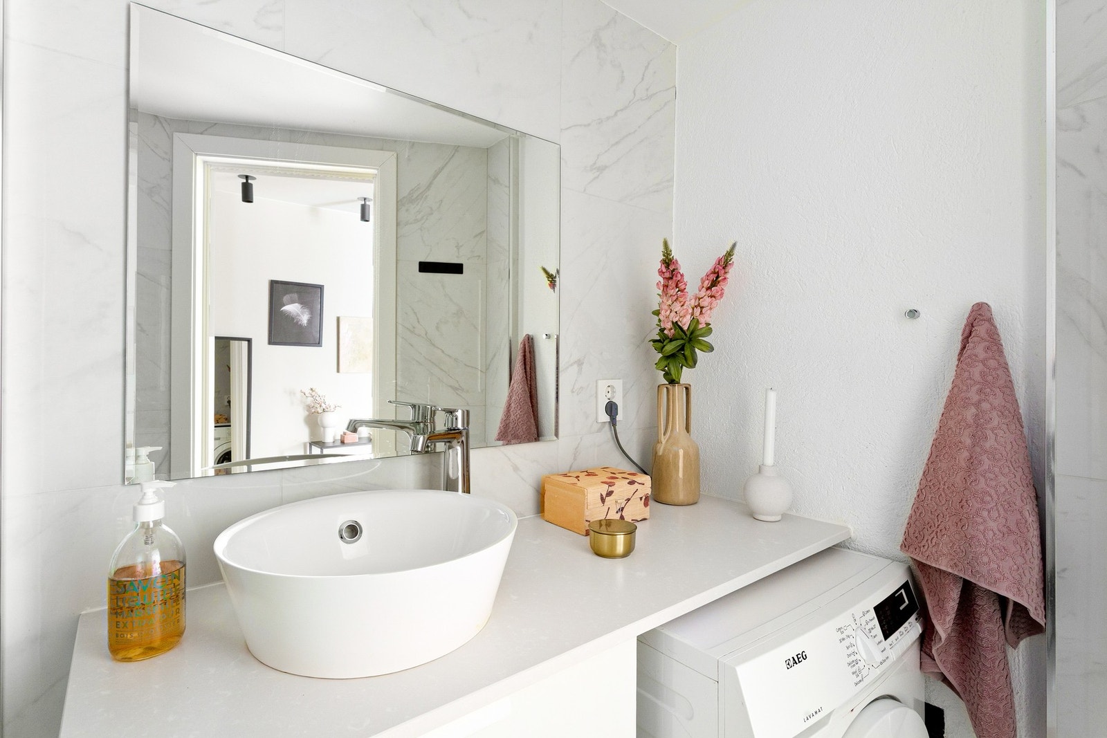 Lekkert bad fra 2022 med god benkeplass og praktiske løsninger. Galleribilde