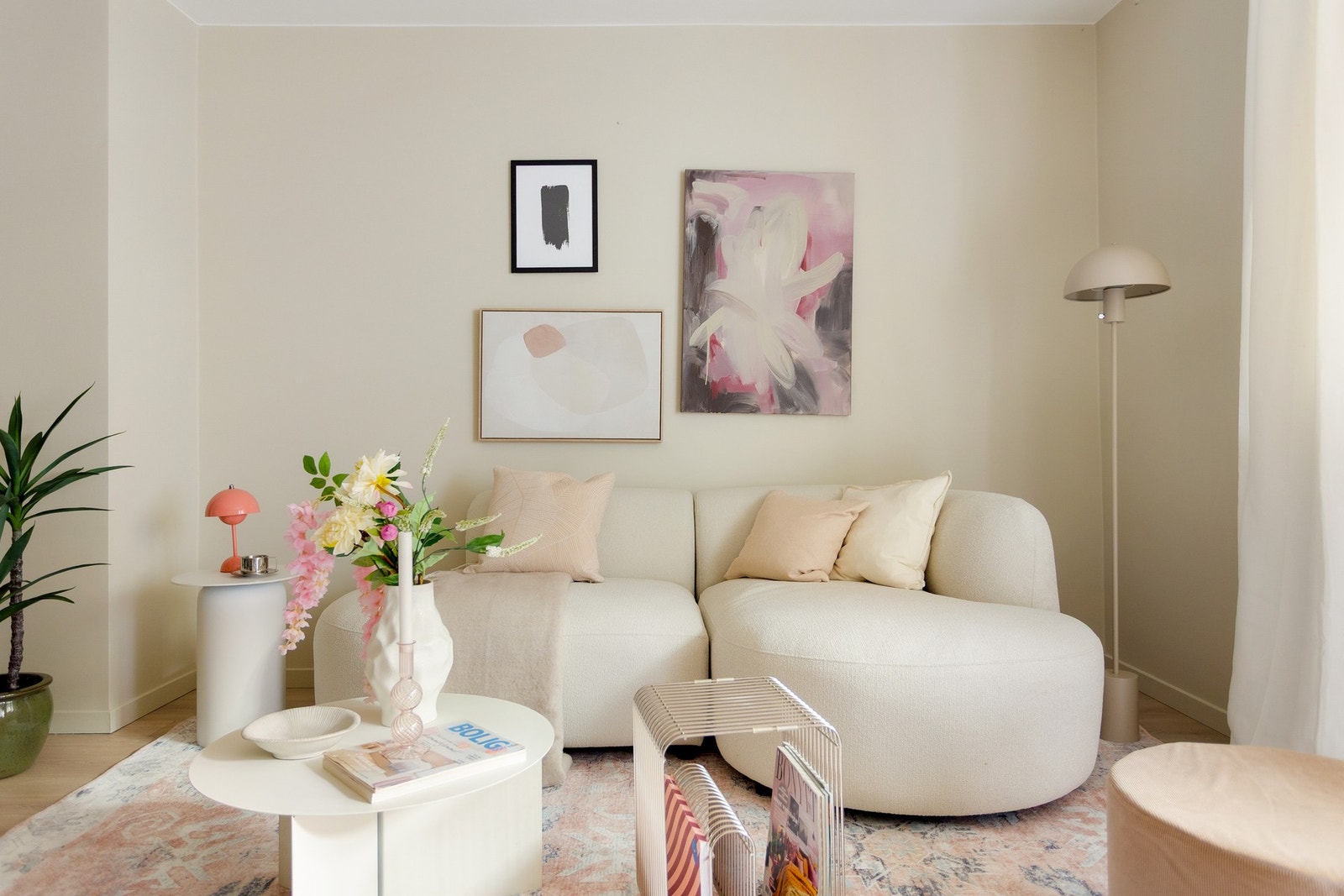 Lys og romslig stue med god plass til sofaseksjon med tilhørende møblement. Galleribilde