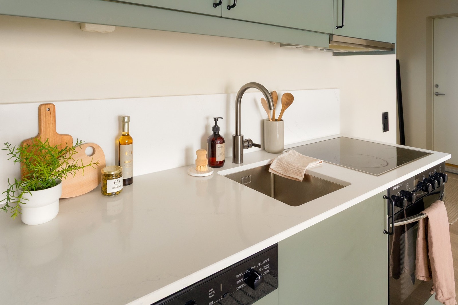 Det er godt med skap- og benkeplass. Galleribilde