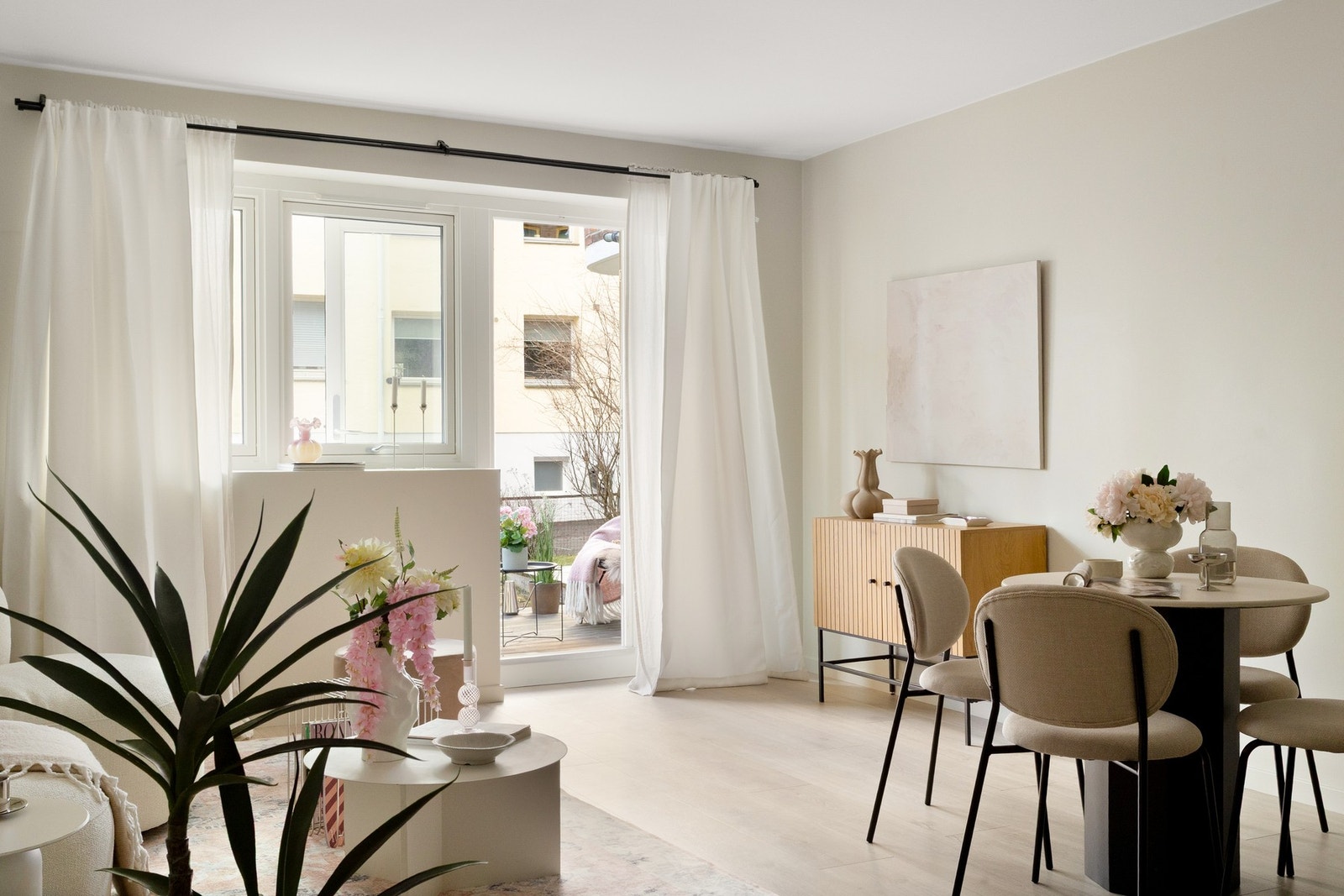 Vindusflatene slipper inn rikelig med naturlig lys og skaper en behagelig atmosfære. Galleribilde