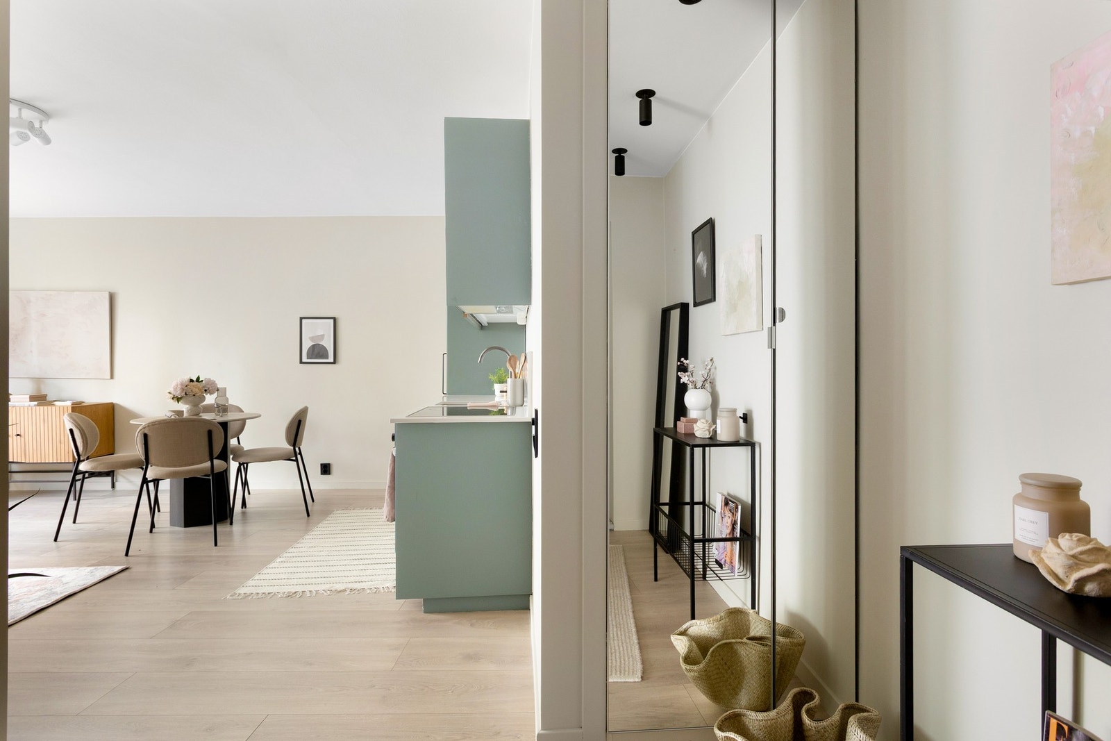 Praktisk entré med garderobeløsning og en naturlig overgang til oppholdsrommet. Galleribilde