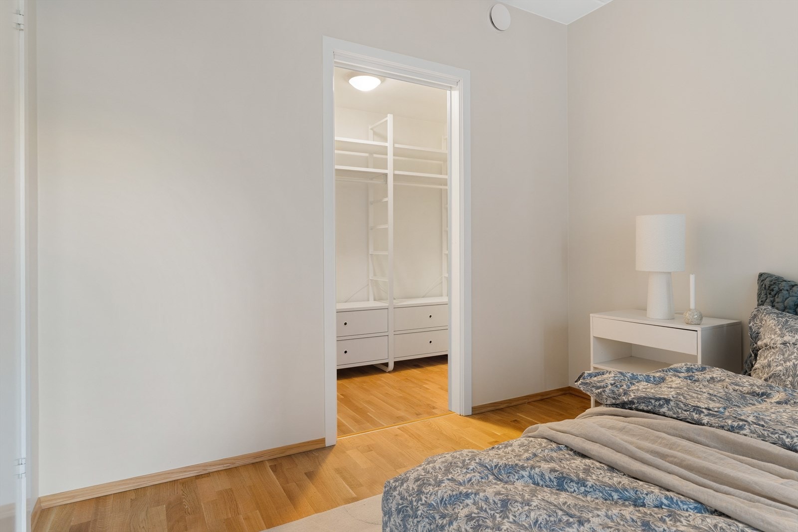 Hovedsoverommet har tilknyttet bod som gir god lagringsplass til klær og andre eiendeler. Galleribilde