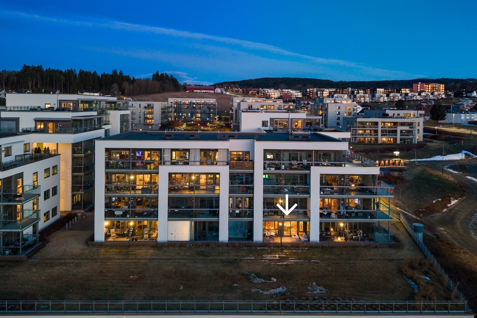 Leiligheten har en praktisk plassering på bakkeplan, og ligger usjenert til uten blokker foran - perfekt for deg som verdsetter både tilgjengelighet og privatliv. Galleribilde