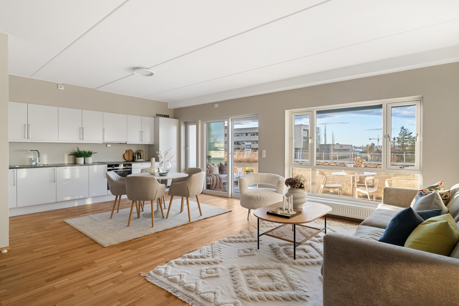 Oppholdsrommet imponerer med god takhøyde og store vindusflater som fyller rommet med naturlig lys. Galleribilde