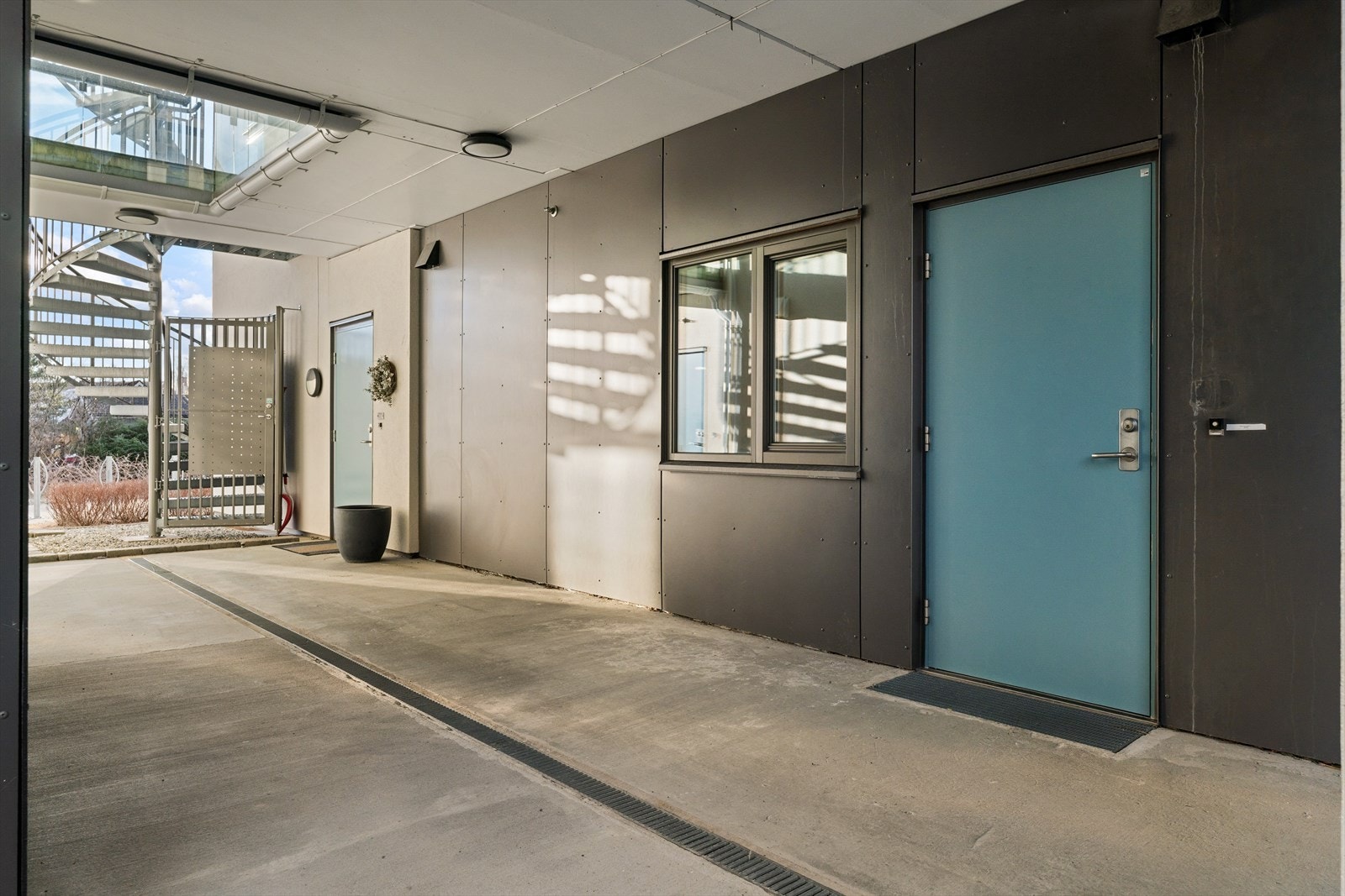 Fra garasjeanlegget er det både trappeløp og heis som gir enkel adkomst til etasjen. Galleribilde