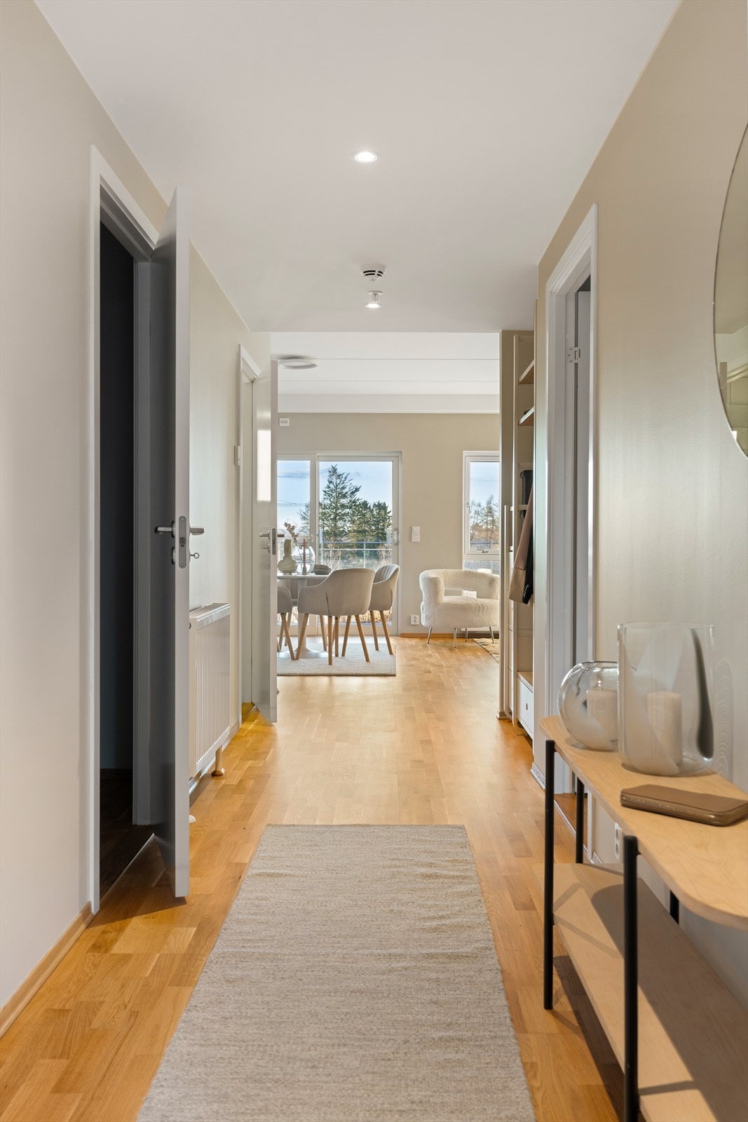 Leiligheten fremstår moderne og tidsriktig med gjennomgående parkettgulv og moderne fargevalg på vegger. Galleribilde