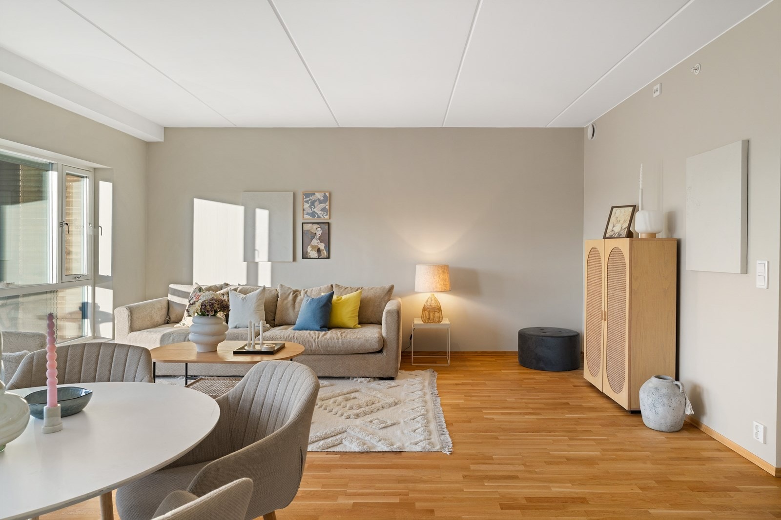 Det er oppvarming med fjernvarme og balansert ventilasjon, som sikret godt inneklima og behagelig temperatur året rundt. Galleribilde