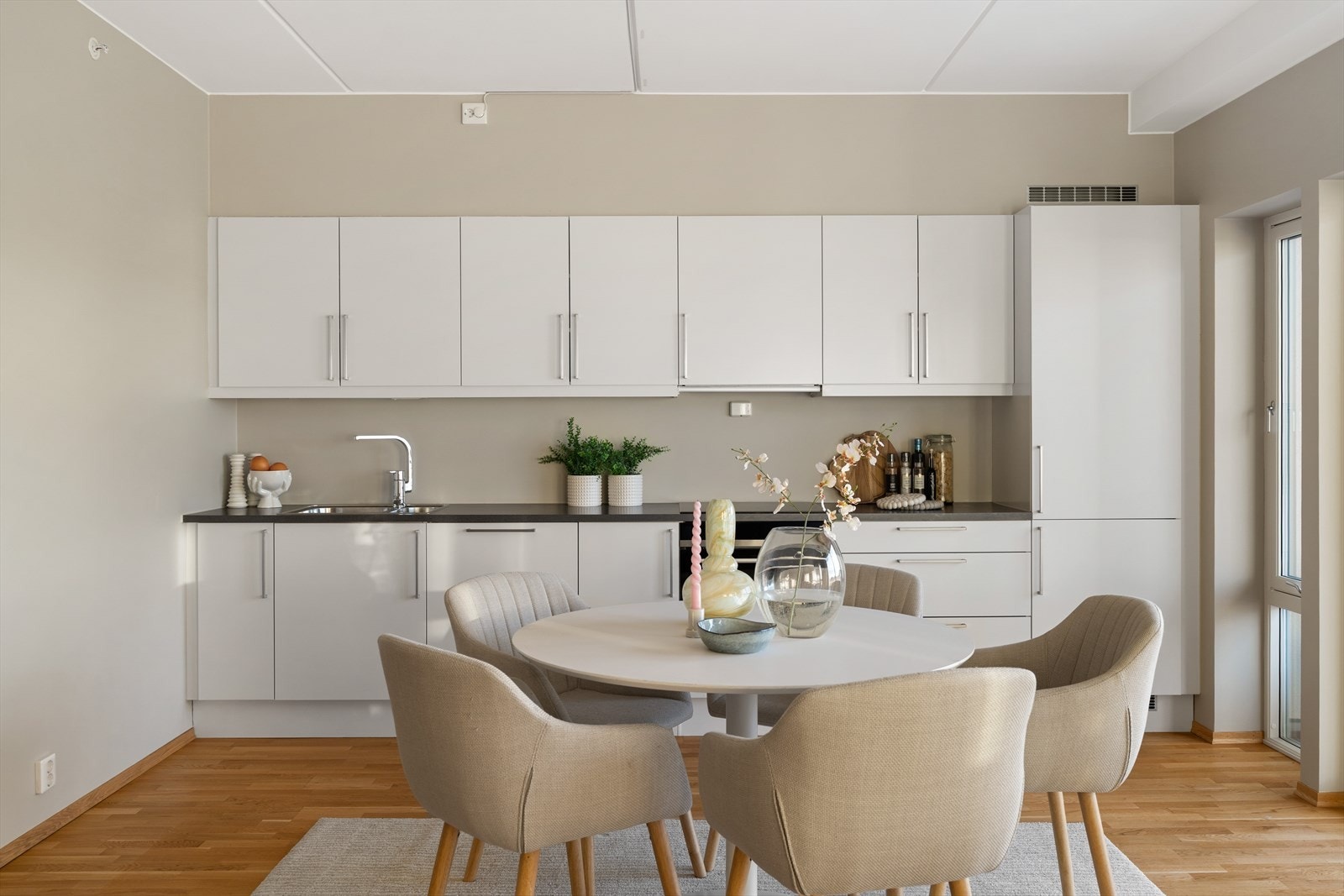 Kjøkkenet er praktisk utformet med rikelig med oppbevaring i over- og underskap og medfølgende hvitevarer. Galleribilde