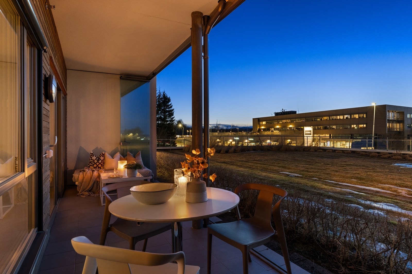 Den er overbygd og innglasset med justerbare glassdører, som gjør det enkelt å tilpasse uteplassen etter vær og sesong. Galleribilde