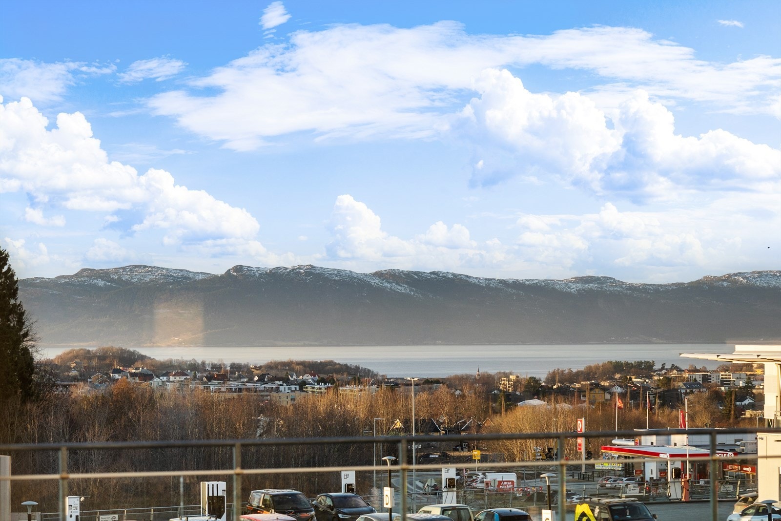 Fra terrassen er det flott utsikt mot Trondheimsfjorden. Galleribilde