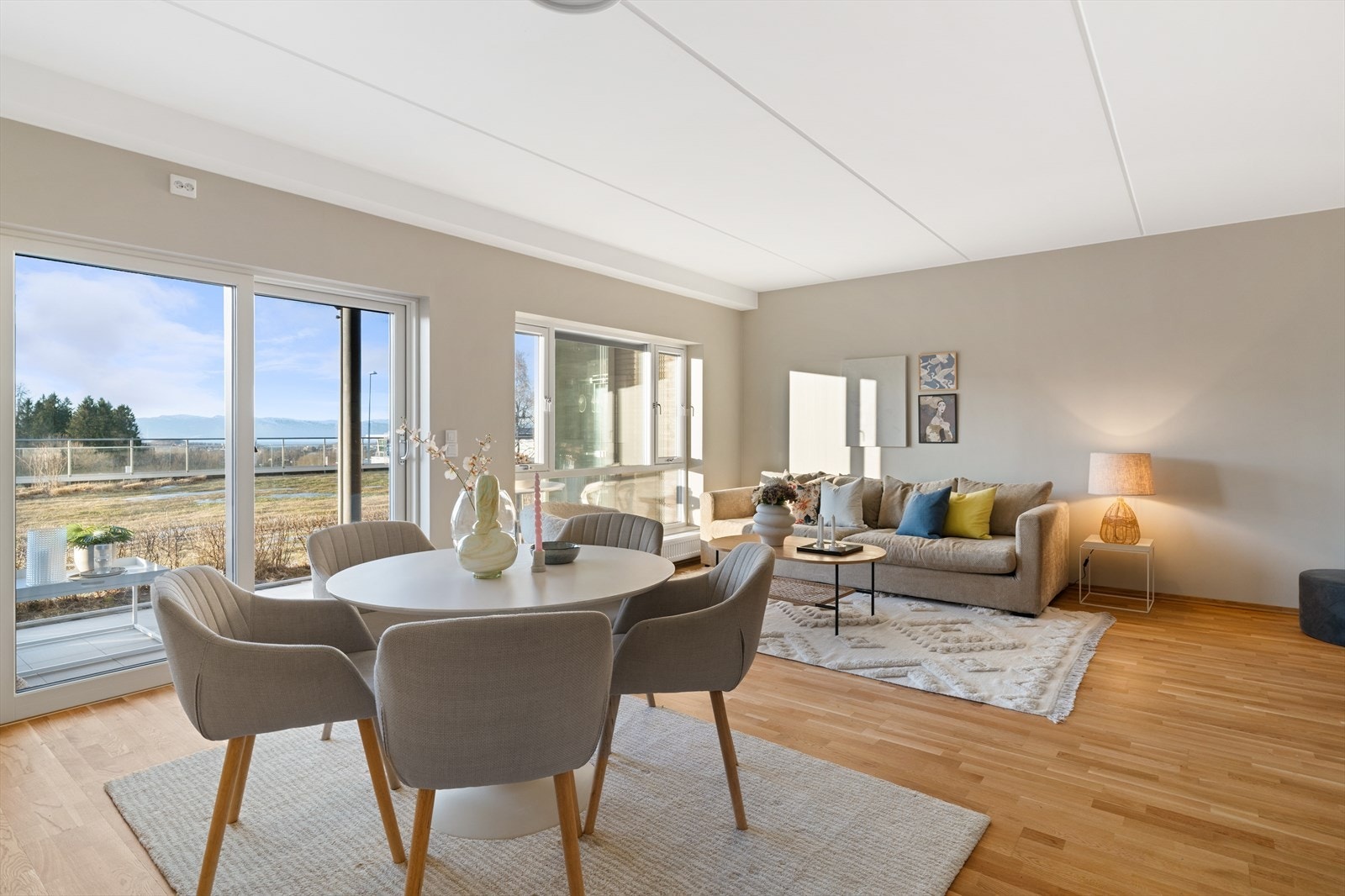 Stue- og kjøkkenarealet ligger i åpen løsning og har et samlet areal på 33,1 kvm. Planløsningen og rommets størrelse gjør det enkelt å møblere med sofagruppe i en del av rommet og spisebord i den andre Galleribilde