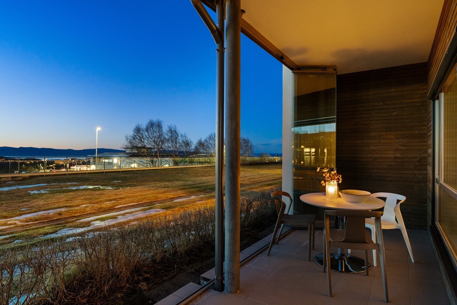 Den nordvestvendte terrassen byr på kveldssol, men dersom du ønsker du å følge solen fra tidligere på dagen, er det lett adkomst til grøntarealet rett utenfor. Galleribilde