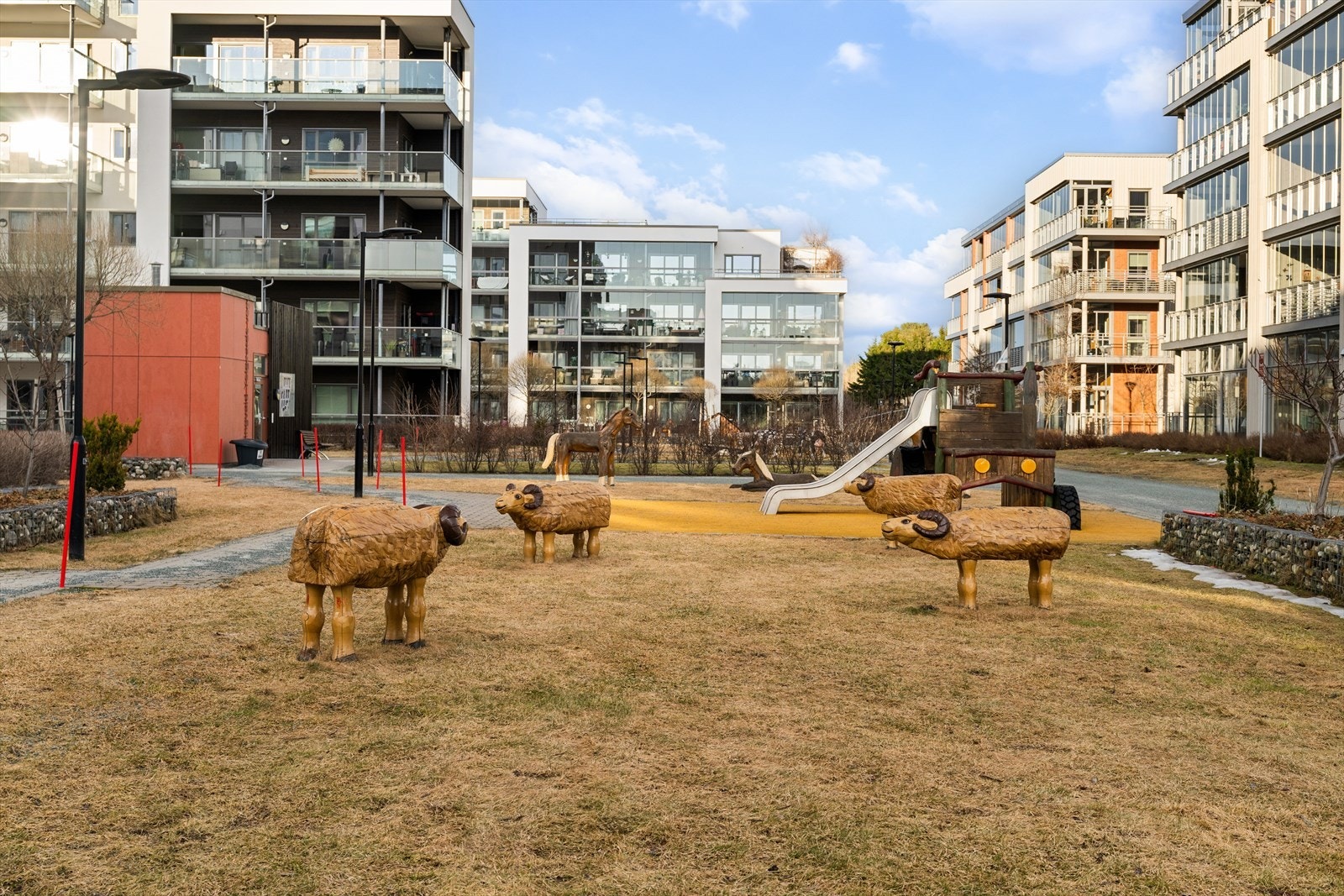 Områdene er pent anlagt med variert beplantning, lekeplasser og sittegrupper som egner seg for utendørsopphold. Galleribilde