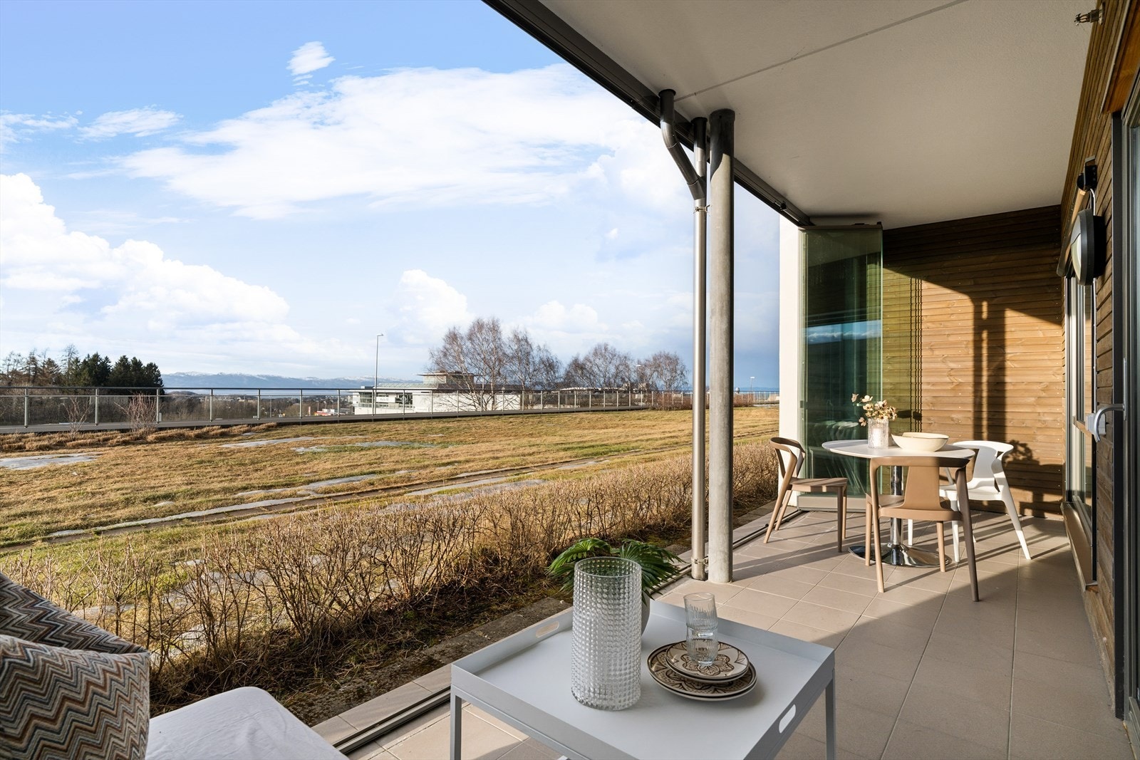 Terrassen vender mot friareal og er usjenert, med god plass til både utemøbler og grill. Galleribilde