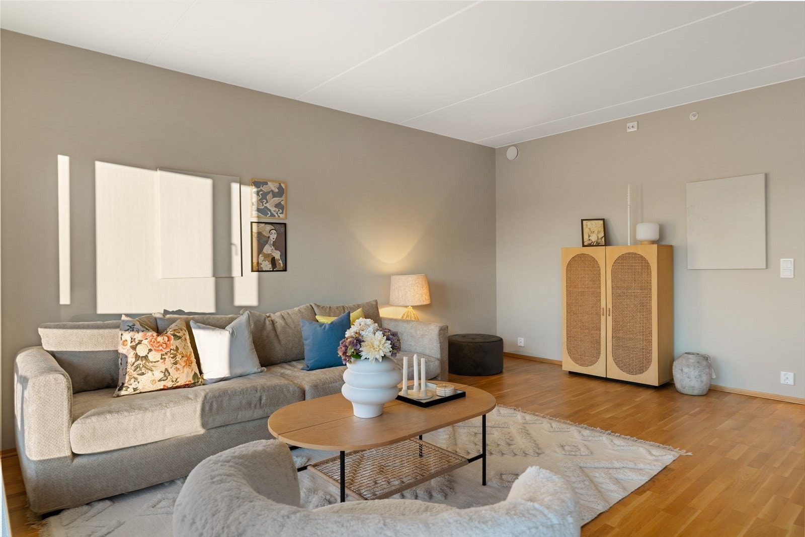 Veggene er nymalt i 2026, som bidrar til et gjennomgående og tidløst uttrykk. Galleribilde