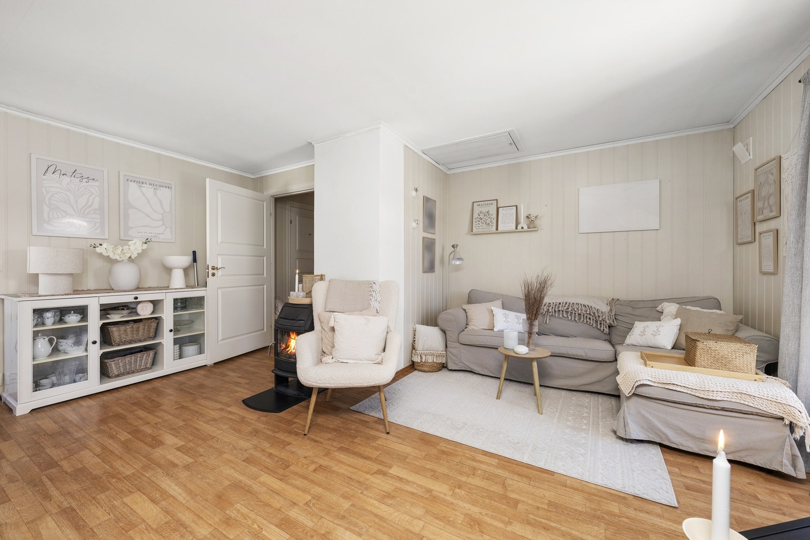 Stor stue med loftsluke. Galleribilde