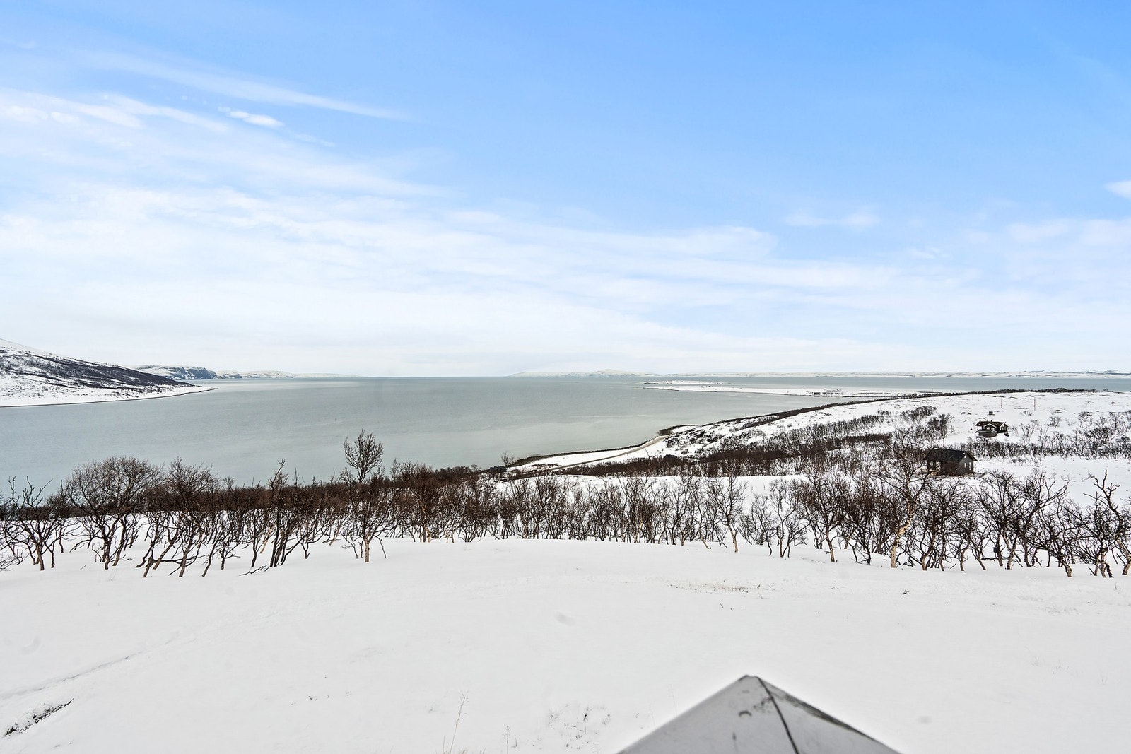 Her får du en flott hytte med en fantastisk sjøutsikt, like utenfor Olderfjord i Porsanger kommune. Galleribilde