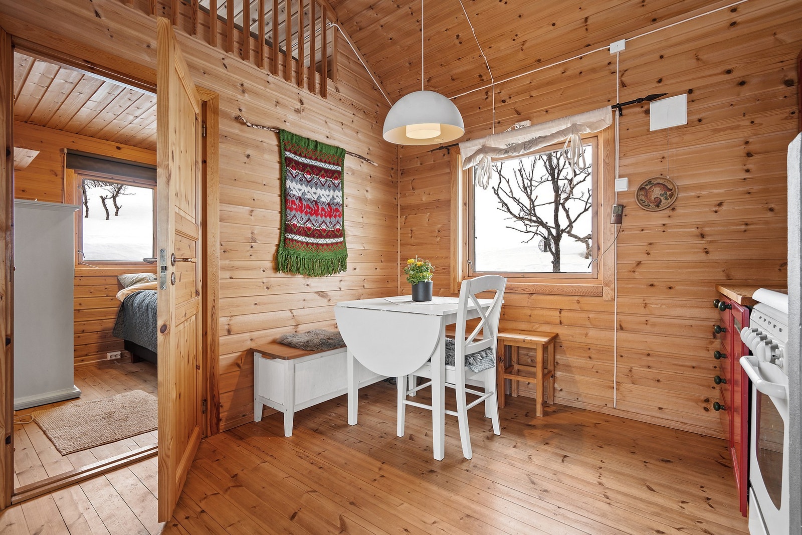 Ved kjøkkenet får du plass til et mindre spisebord. Galleribilde