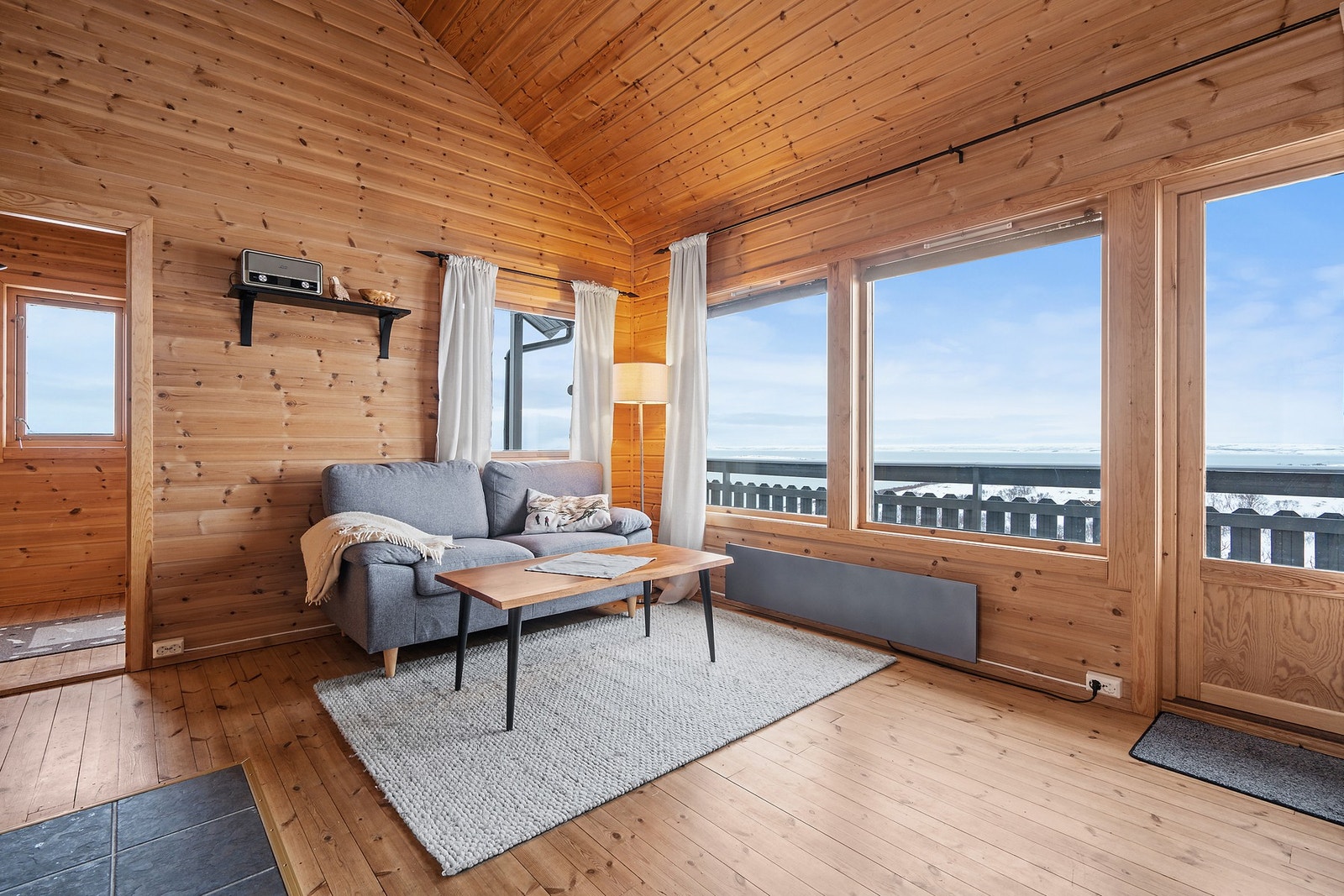 Herfra kan du nyte utsikten og samtidig få godt med lysinnslipp fra store vindusflater. Galleribilde