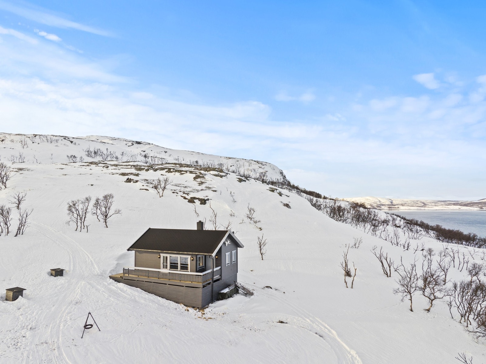 Hytten ligger ved naturskjønne og landlige omgivelser i Treviknes hyttefelt i Porsanger kommune. Galleribilde
