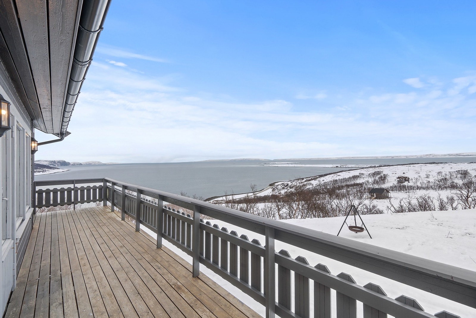 Eiendommen har en naturskjønn beliggenhet på et flott fjellterreng. Galleribilde