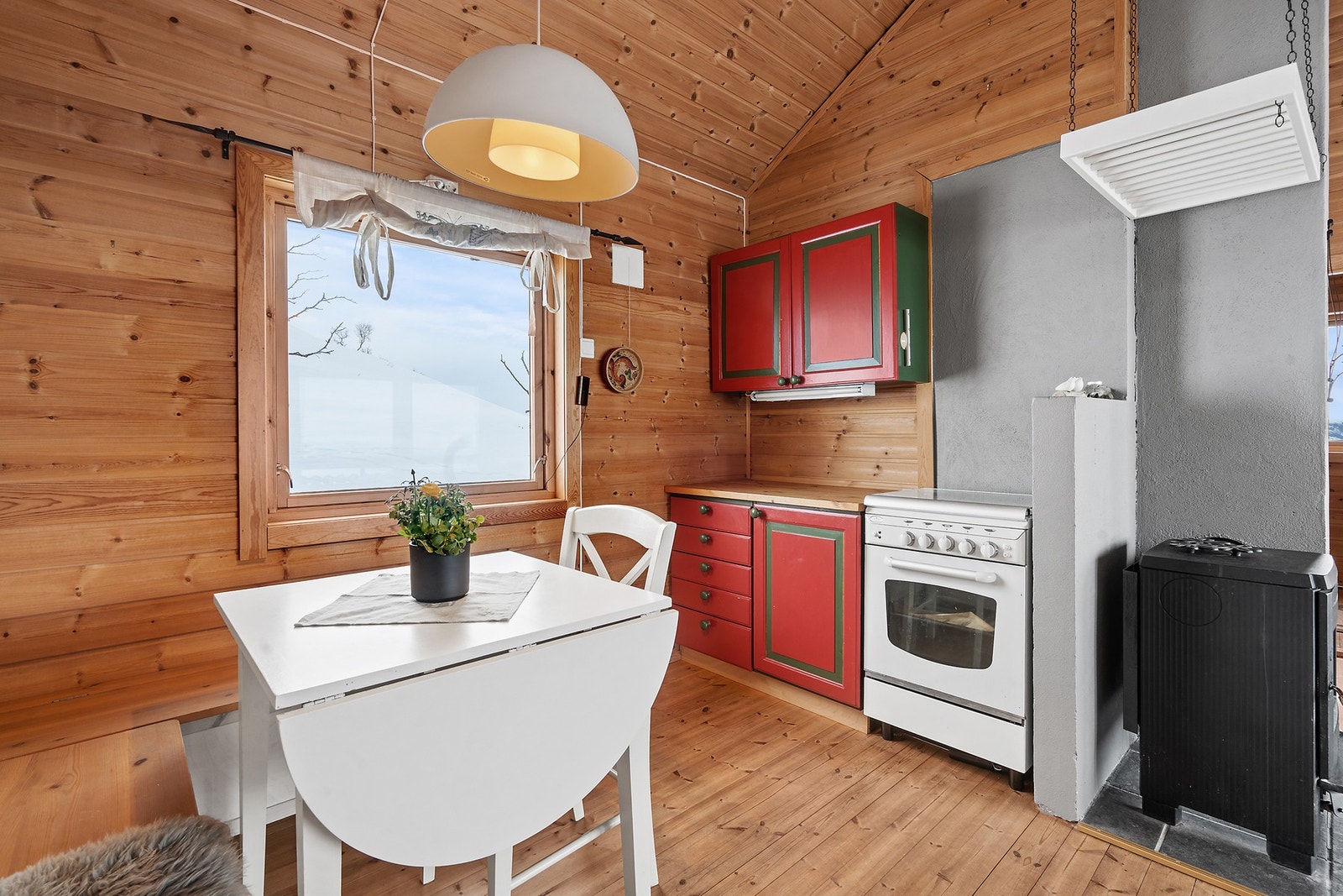 Hytten har en enkel kjøkkeninnredning, hvor du fint får plass til å forlenge denne ved behov. Galleribilde