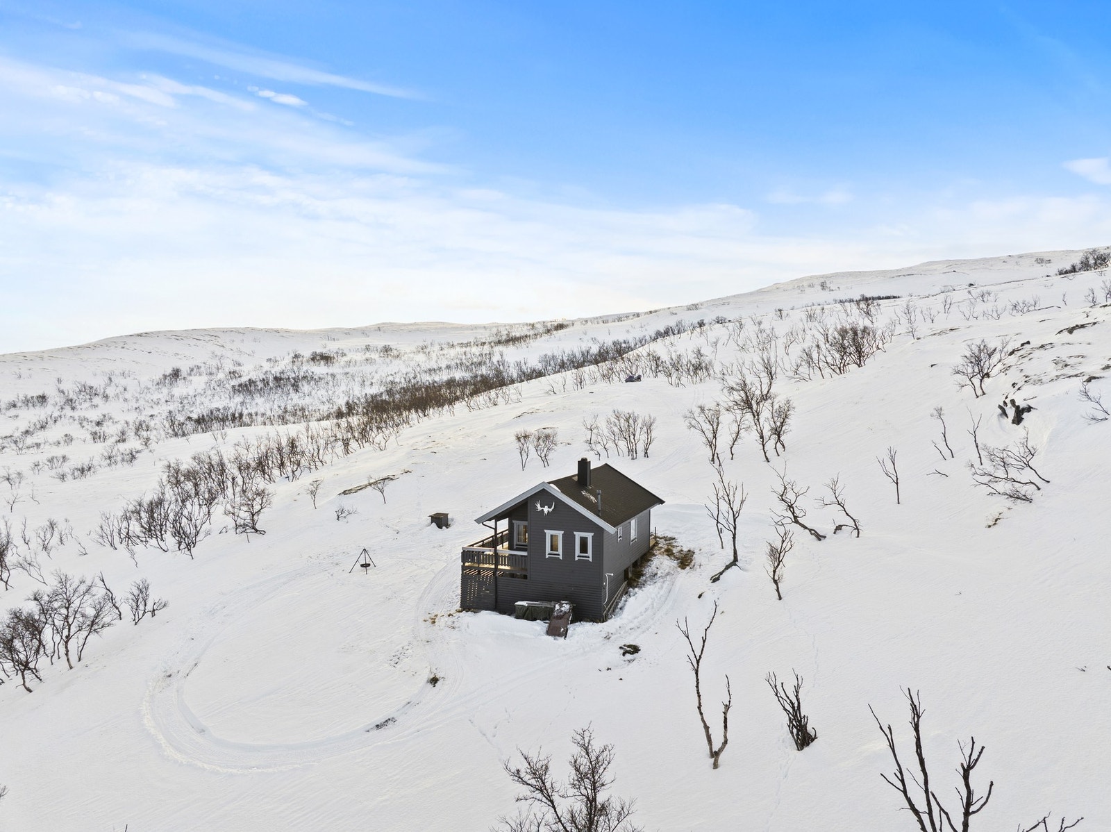 Her er det gode tur-, jakt- og fiskemuligheter hele året. I tillegg er det bare ca. 20 min til Finnmarksvidda med rekreasjonsmuligheter. Galleribilde