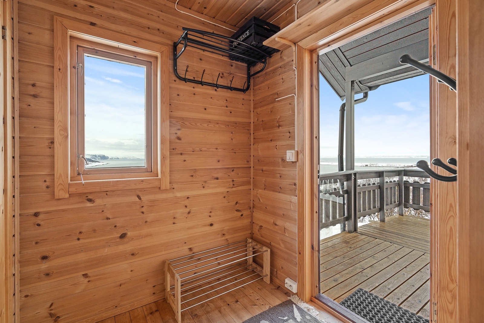 I entréen får du fint plass til enkelere garderobeløsninger. Galleribilde