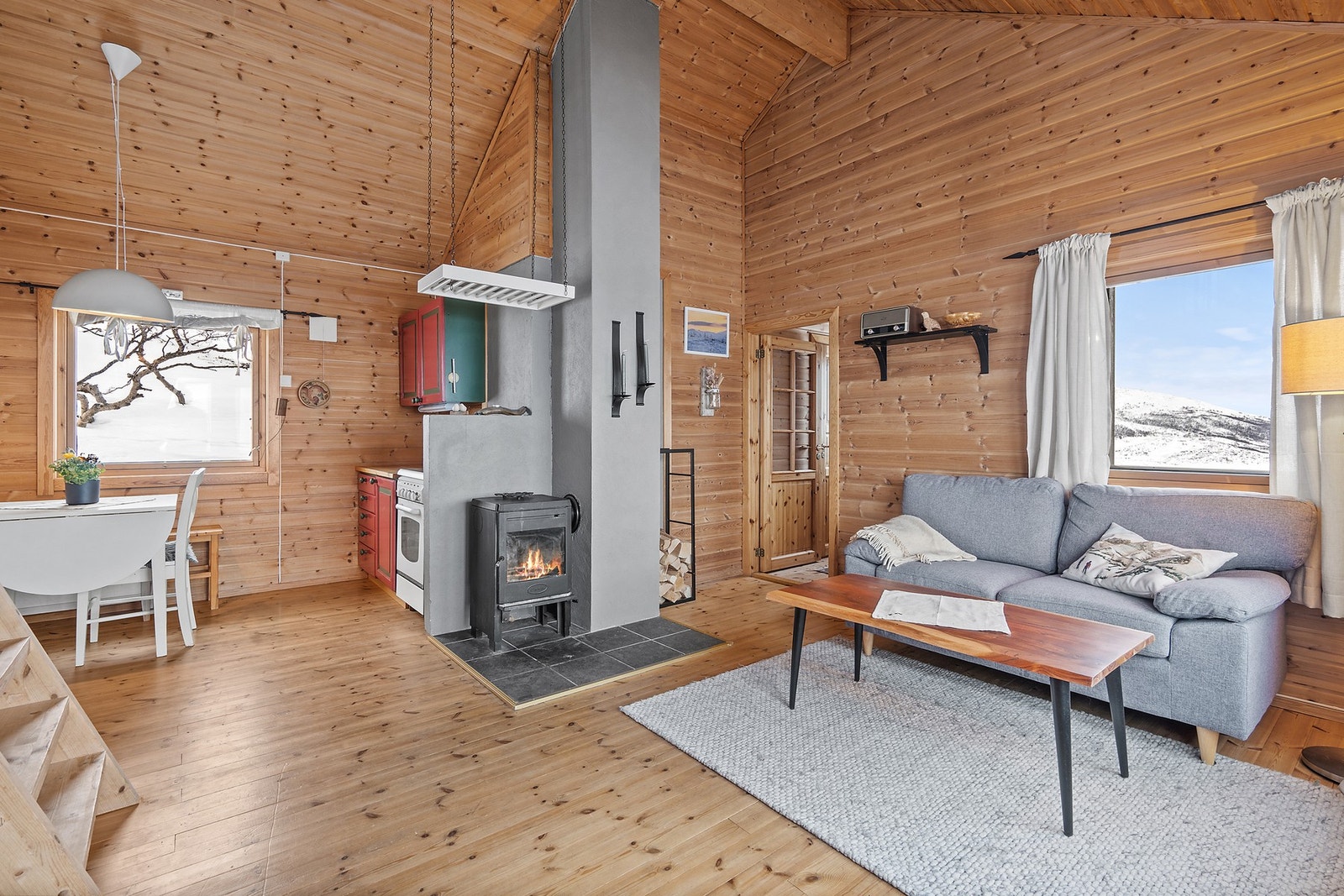Hytten har en åpen planløsning mellom stue og kjøkken. Galleribilde
