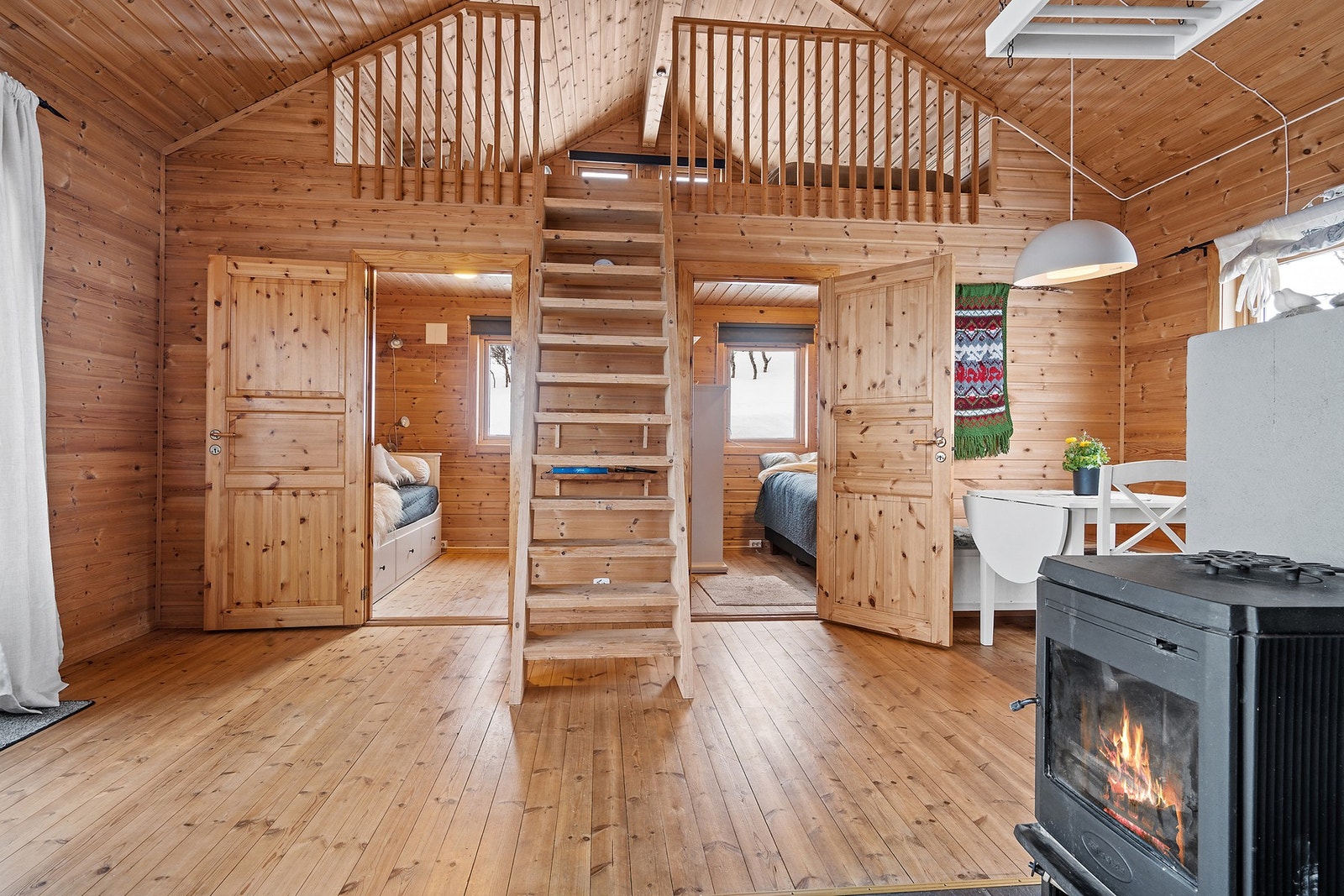 Fra stuen har du adkomst til hems samt hyttens 2 soverom. Galleribilde