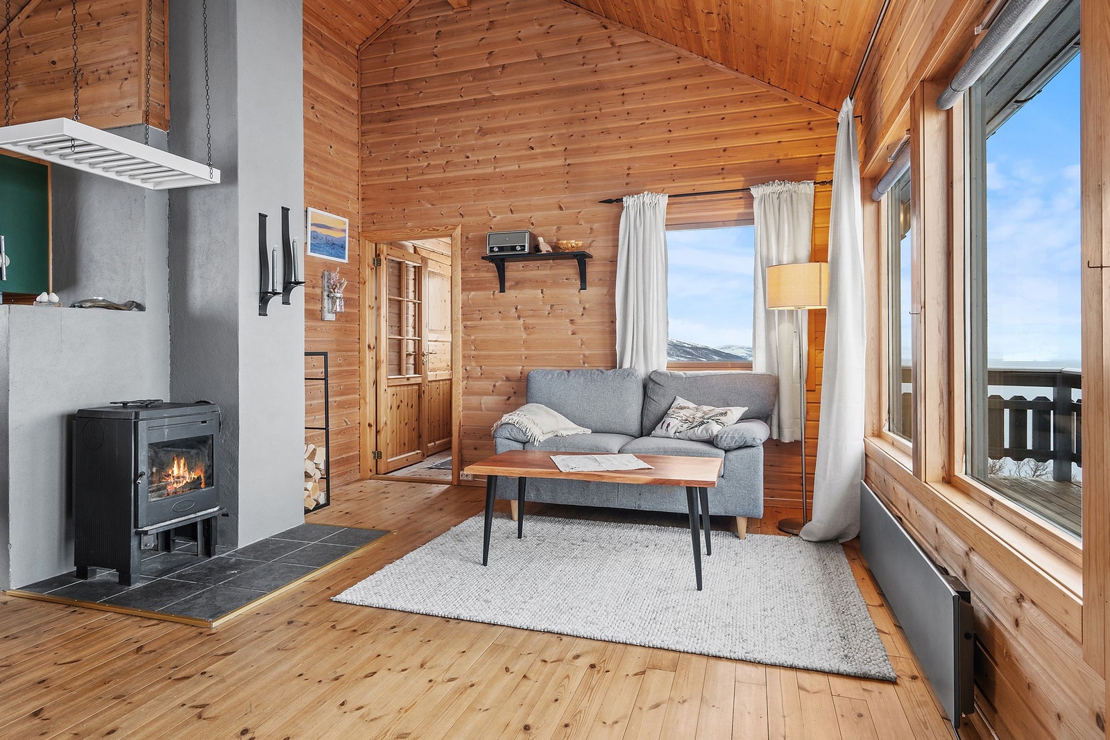 I stuen finner du en vedovn for praktisk oppvarming på kaldere årstider. Galleribilde