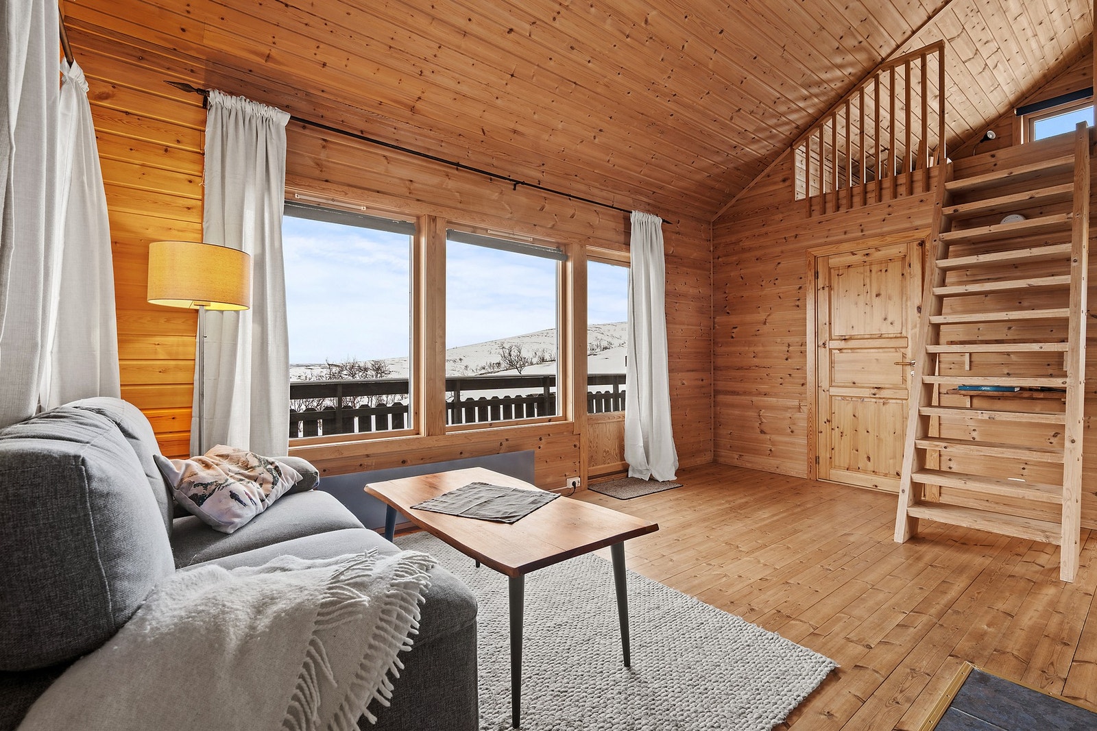 Stuen føles luftig og romslig takket være forhøyet takhøyde. Galleribilde