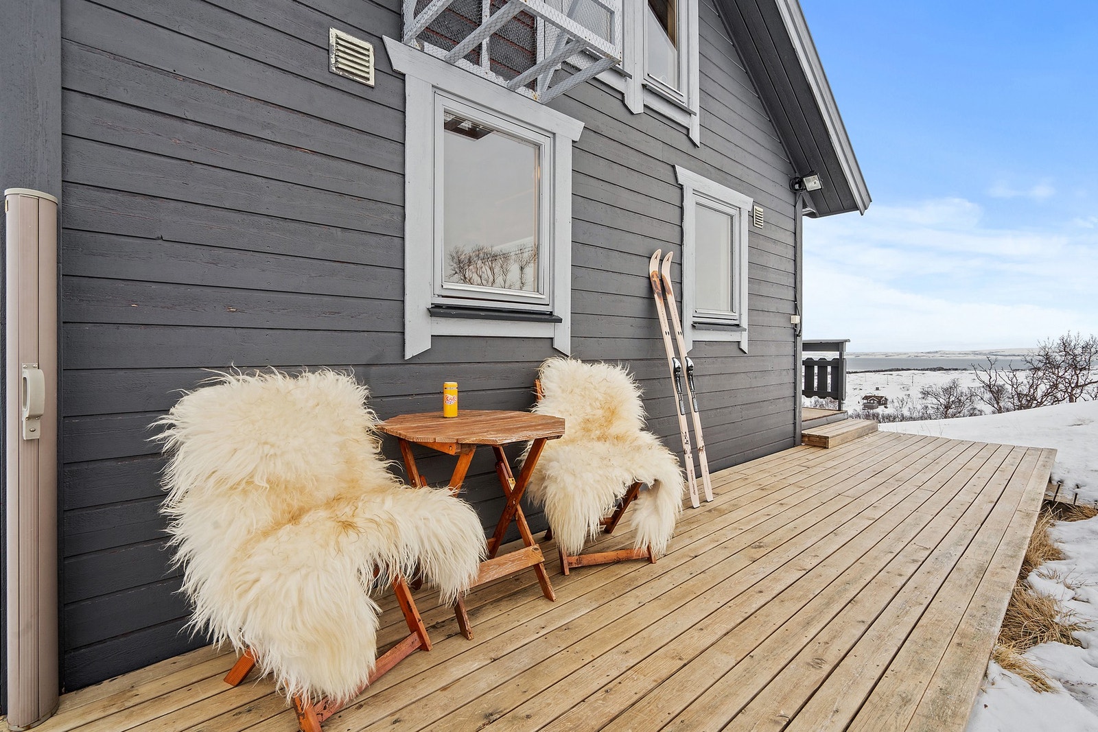Hytten har terrasse som strekker seg rundt ca. halvparten av bebyggelsen, og gir deg godt med plass til å skape et innbydende og trivelig uteområde. Galleribilde