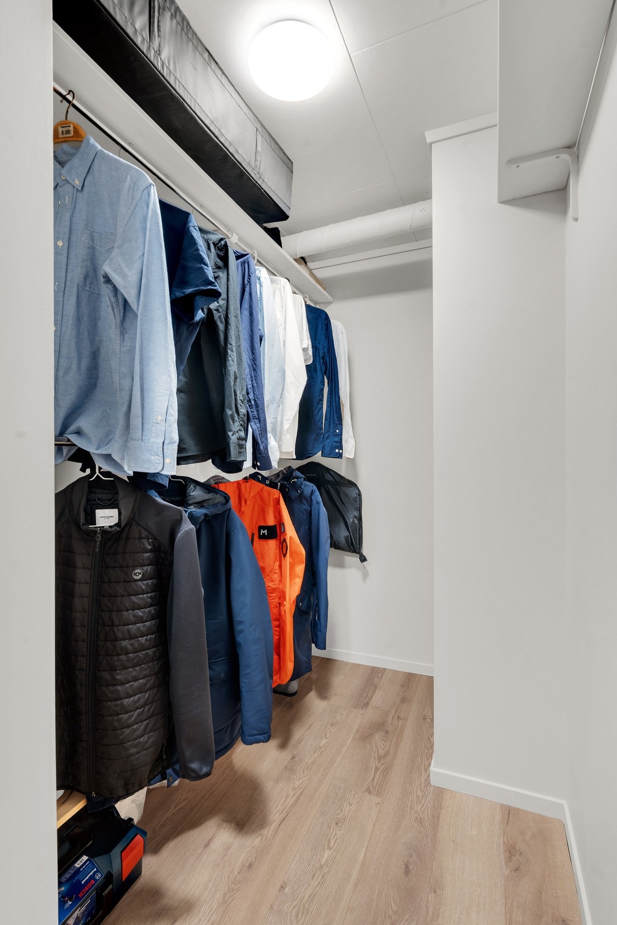 Stor garderobe rett vedsiden av entreen. Galleribilde